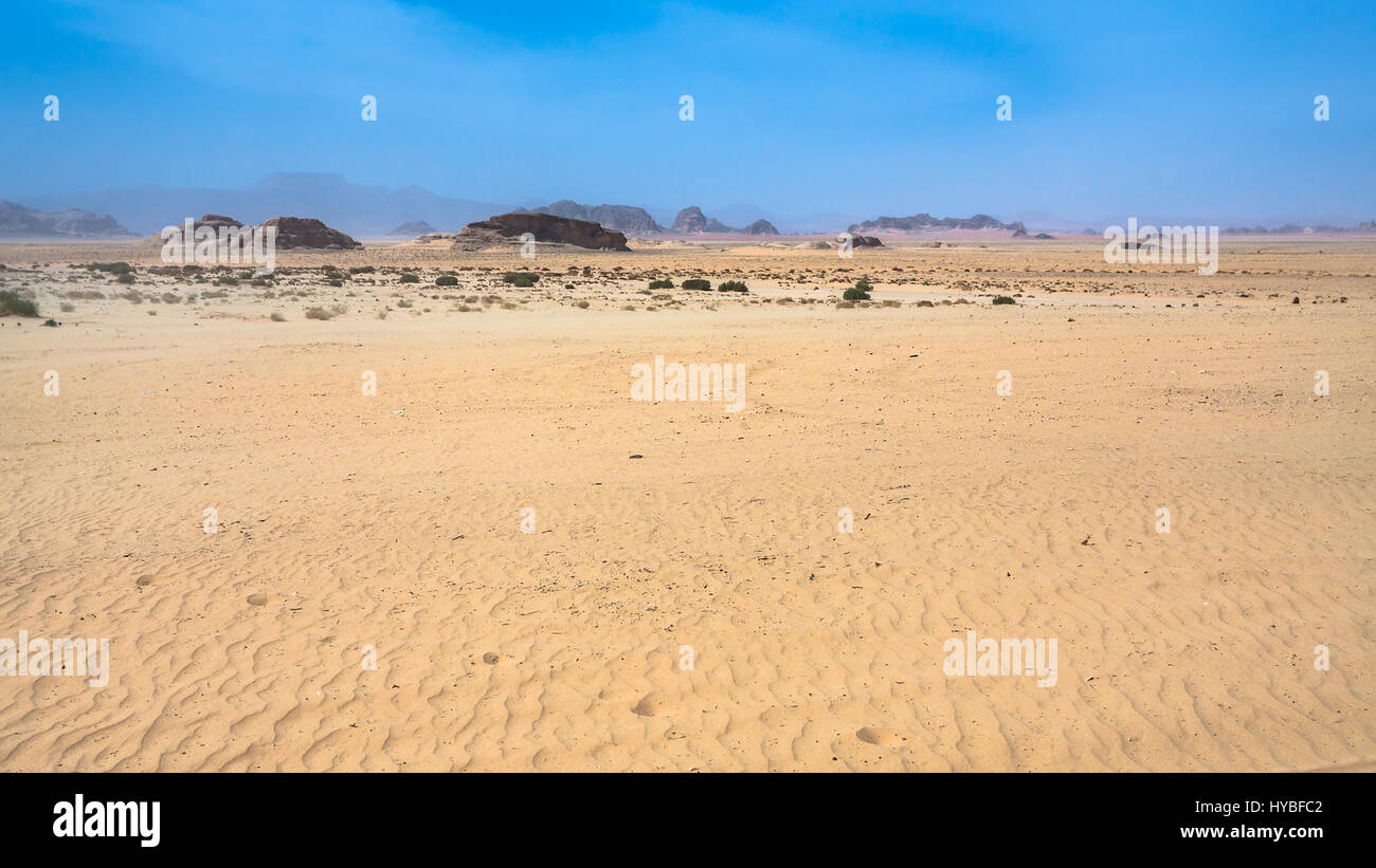 Reisen Sie nach Nahost Land Jordanien - Sandboden der Wüste Wadi Rum in sonnigen Wintertag Stockfoto