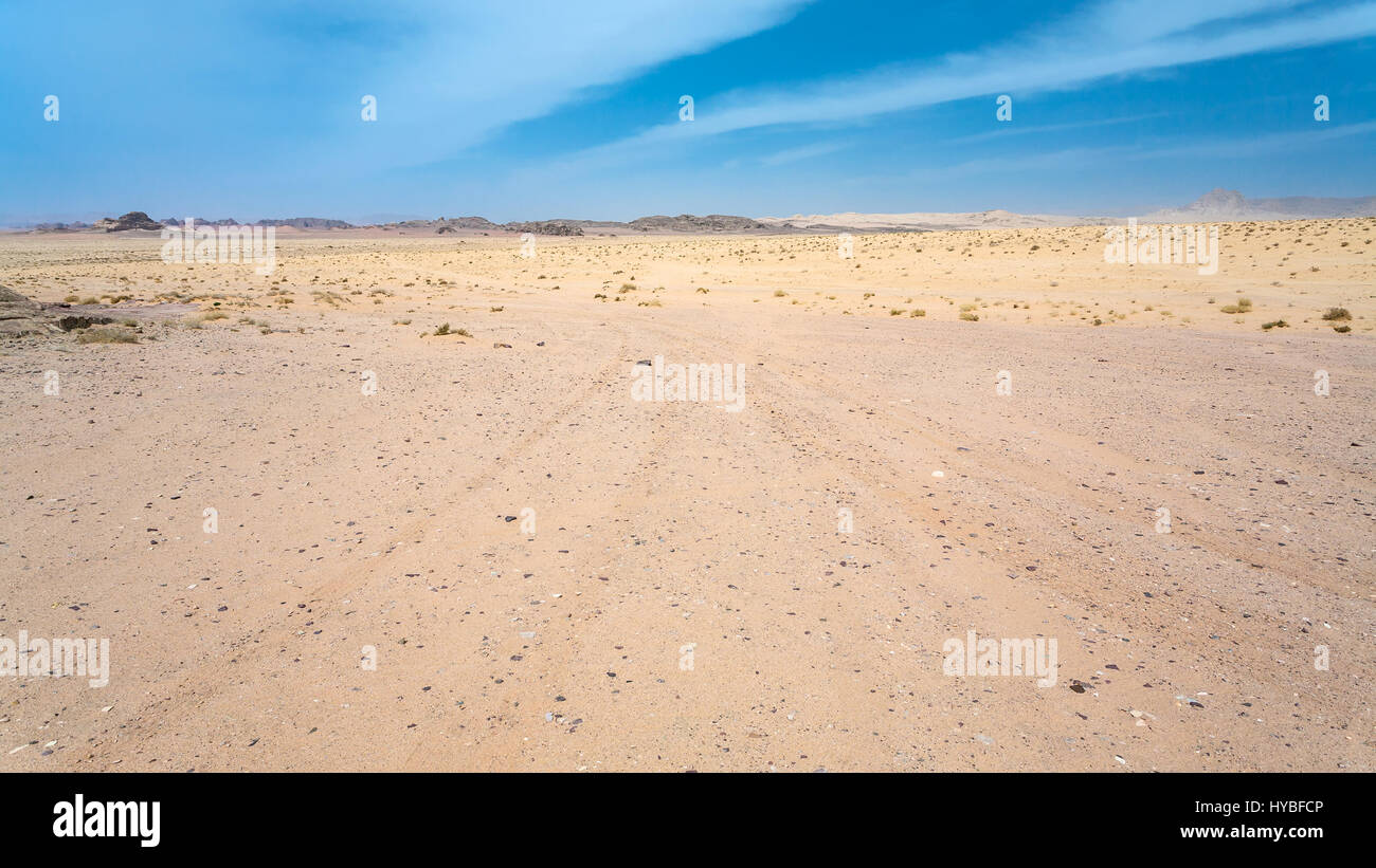 Reisen Sie nach Nahost Land Jordanien - sandigen Landschaft der Wüste Wadi Rum in sonnigen Wintertag Stockfoto