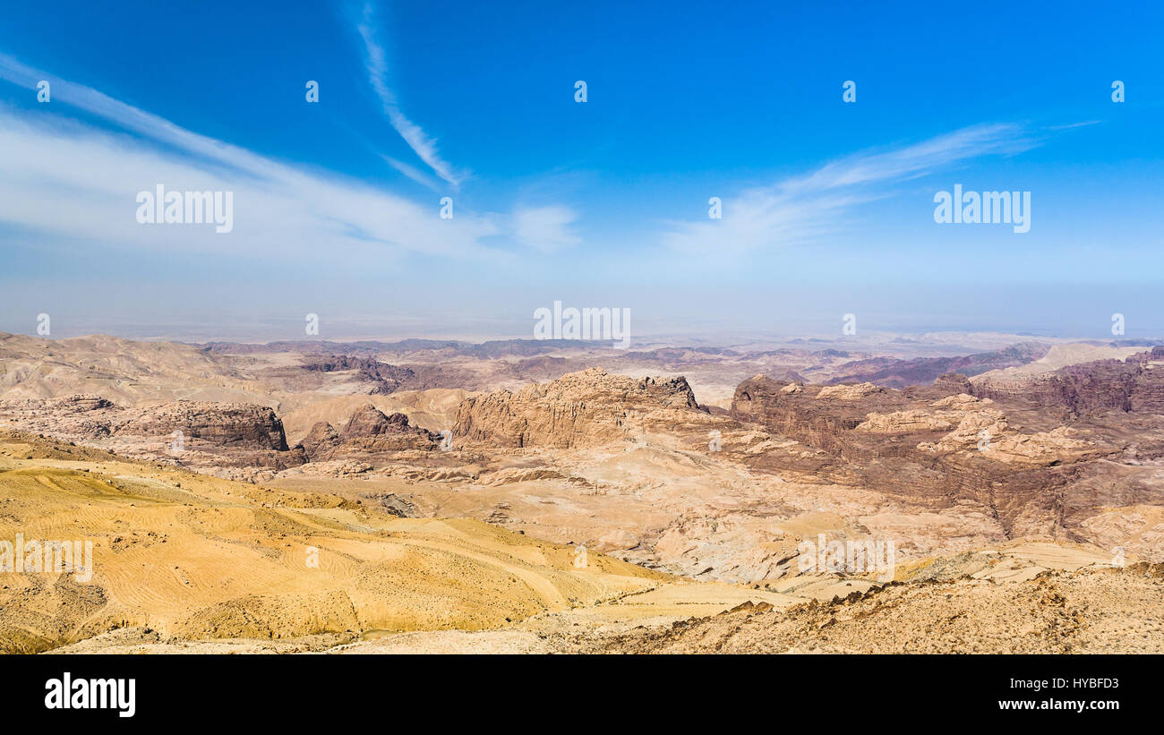 Reisen Sie nach Nahost Land Jordanien - blauer Himmel über Sedimentgestein in Wadi Araba (Araba, Arava, Aravah) Gegend in der Nähe von Petra Stadt in su Stockfoto