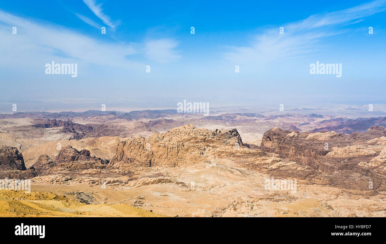 Reisen Sie nach Nahost Land Jordanien - Ansicht von Sedimentgesteinen in Wadi Araba (Araba, Arava, Aravah) Gegend in der Nähe von Petra Stadt im sonnigen wi Stockfoto