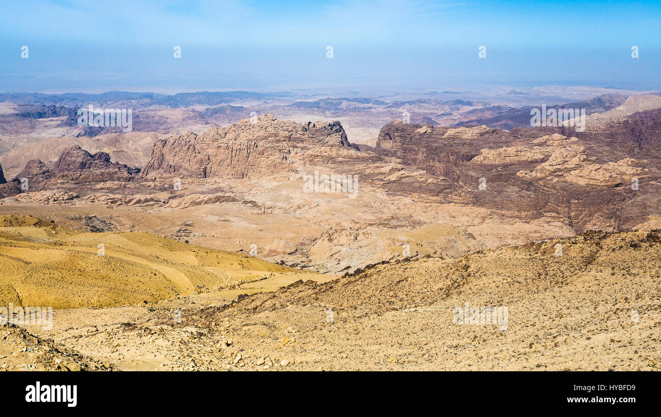 Reisen Sie nach Nahost Land Jordanien - Blick auf die Berge rund um Wadi Araba (Araba, Arava, Aravah) Region in der Nähe von Petra Stadt im sonnigen Winter d Stockfoto