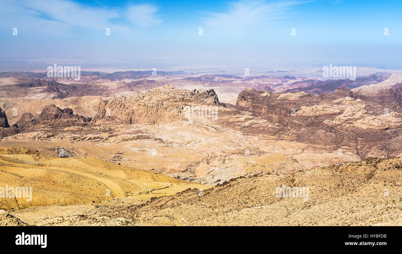Reisen Sie nach Nahost Land Jordanien - Ansicht von sedimentären Bergen rund um Wadi Araba (Araba, Arava, Aravah) Region in der Nähe von Petra Stadt in su Stockfoto