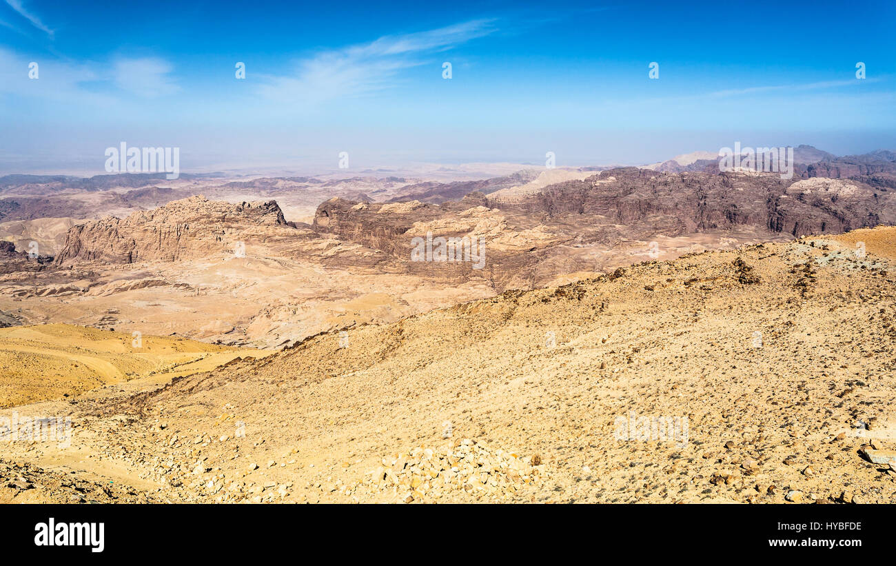 Reisen Sie nach Nahost Land Jordanien - Ansicht von Sedimentgesteinen Wadi Araba (Araba, Arava, Aravah) Region in der Nähe von Petra Stadt im sonnigen Stockfoto
