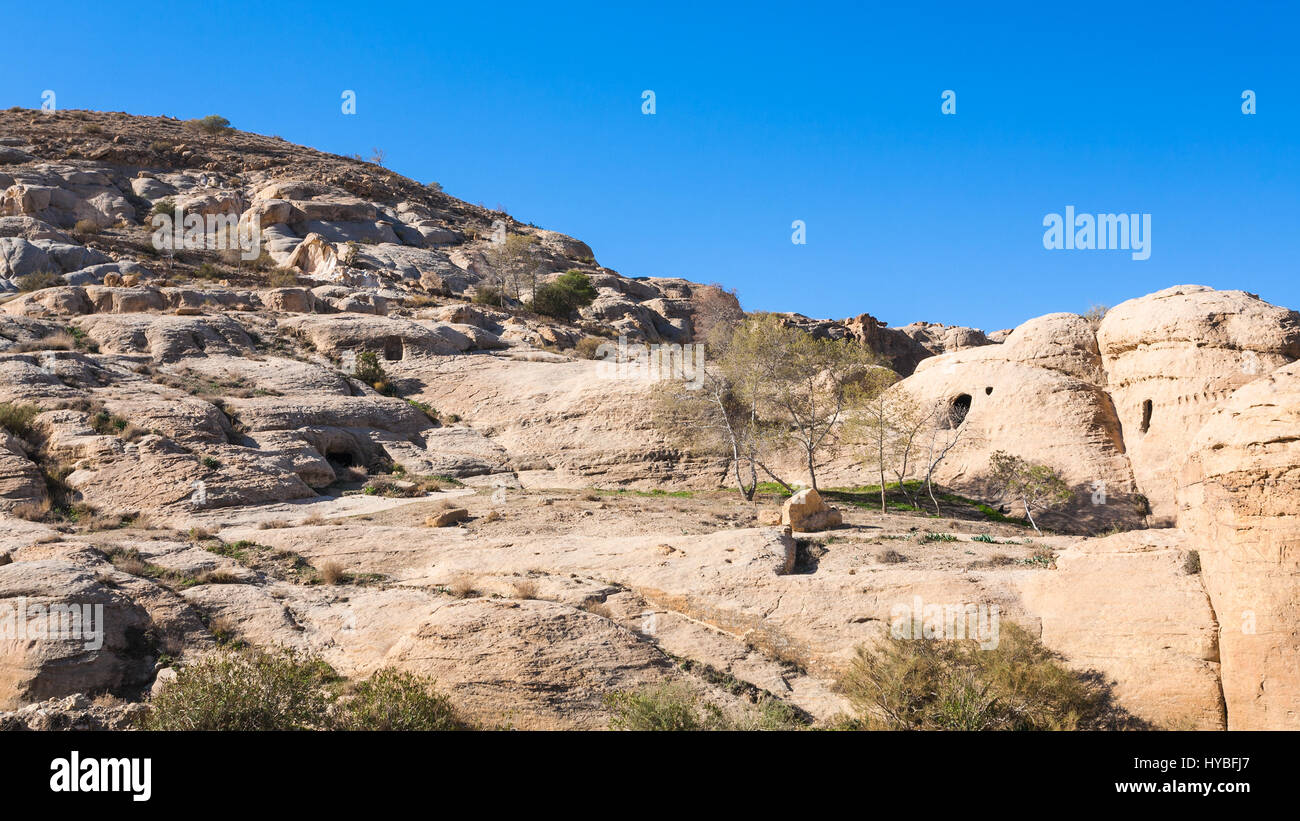 Reisen Sie nach Nahost Land Jordanien - Gräber und lebendige Höhlen im Berghang in Bab als Siq Gegend im Tal von Wadi Musa im winter Stockfoto