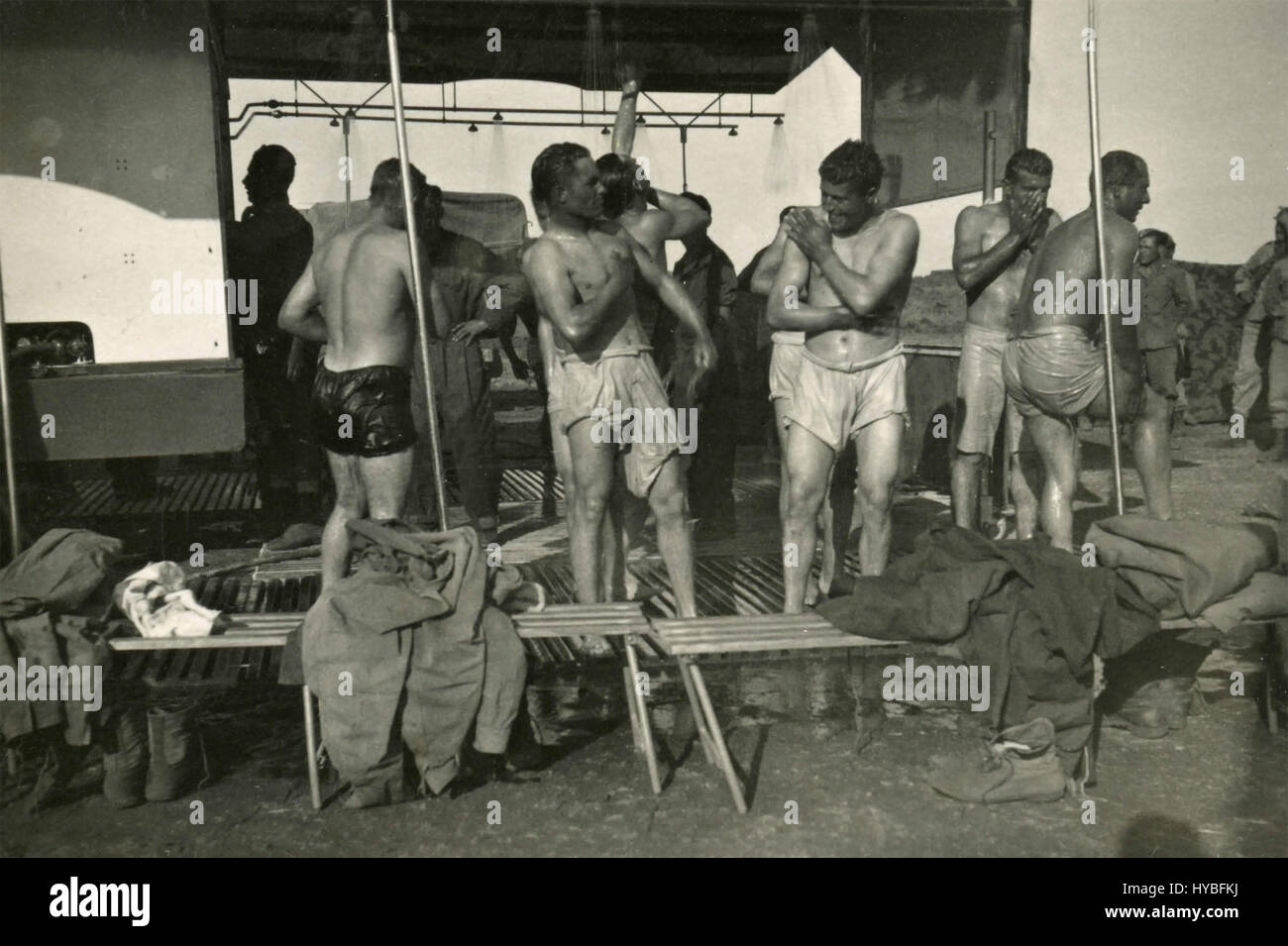 Gruppe von jungen, die mit einer Dusche, Italien Stockfotografie - Alamy