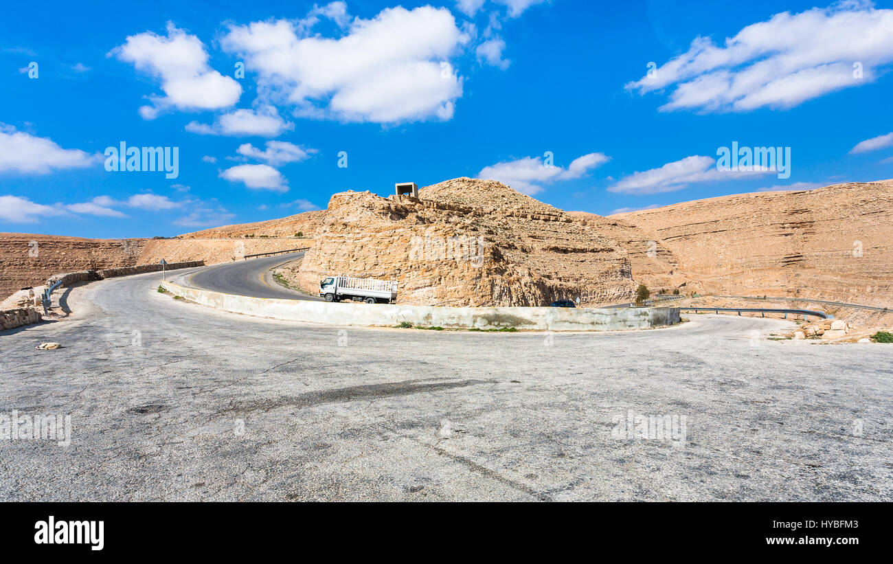 Reisen Sie nach Nahost Land Jordanien - serpentine Mountain Road King Autobahn in der Nähe von Al Mujib Damm im winter Stockfoto