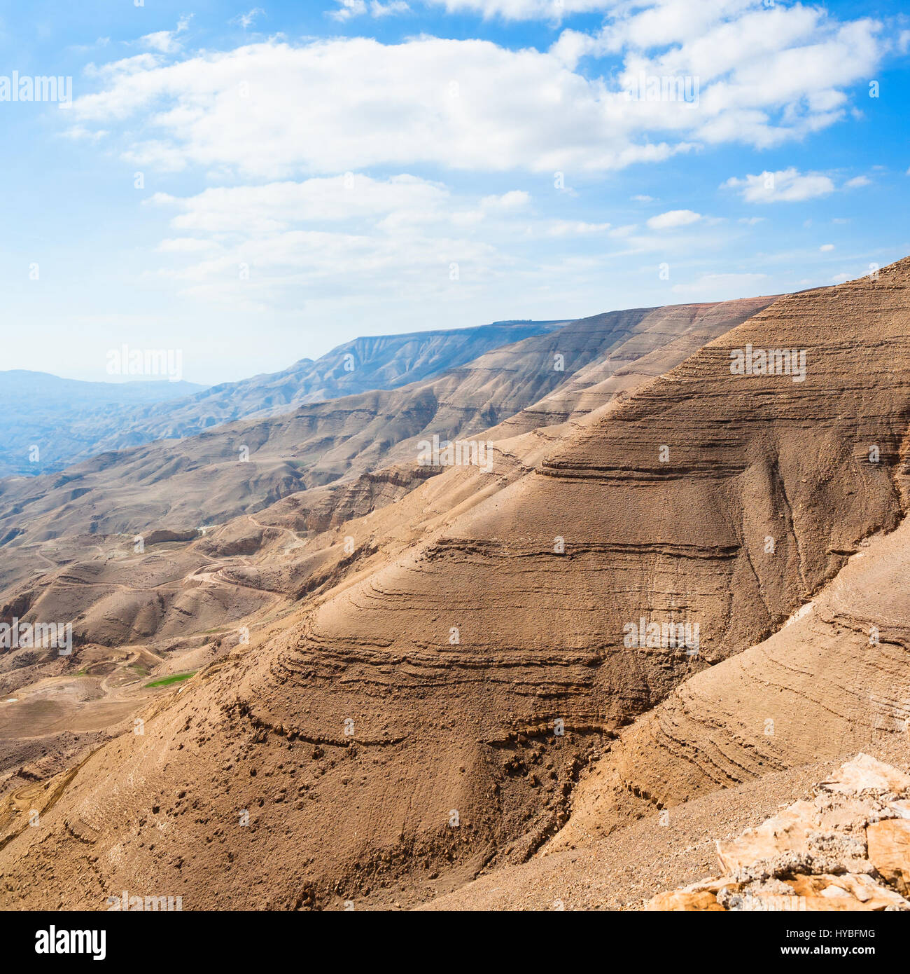 Reisen Sie nach Nahost Land Jordanien - braunen Berge im Tal des Wadi Mujib River (Fluss Arnon) auf alten Königs Highway in der Nähe von Dhiban Stockfoto