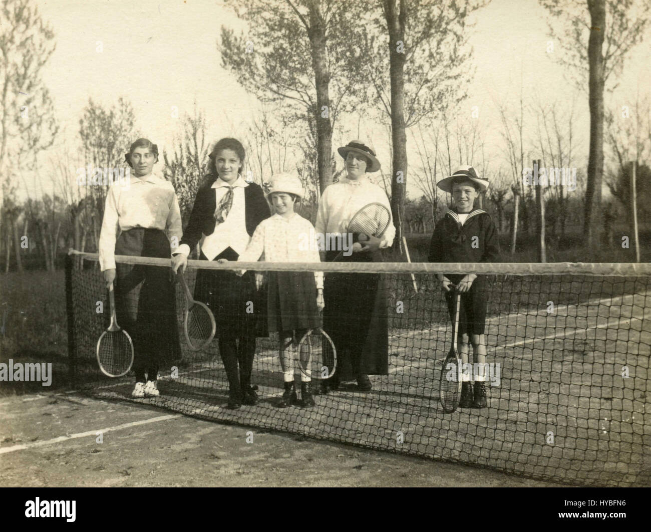 Junge Tennisspieler mit ihren Müttern, Italien Stockfoto