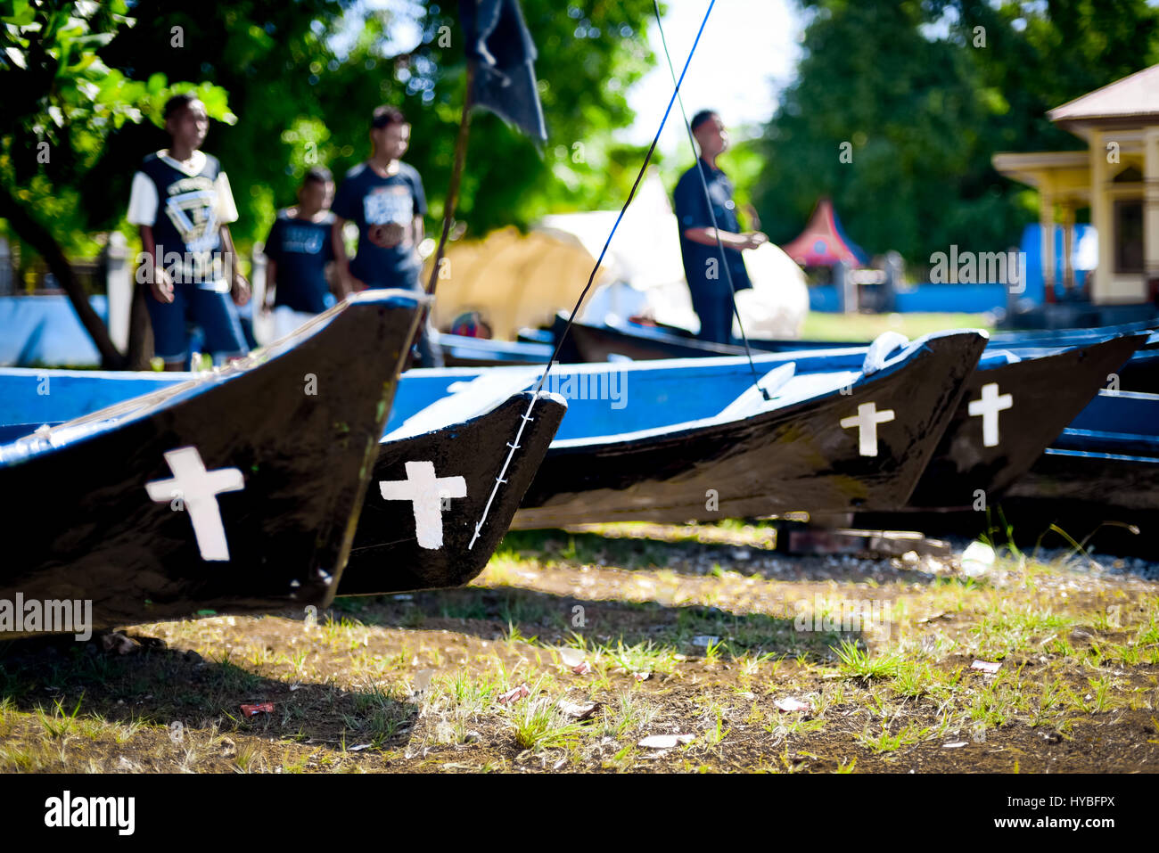 Hölzernen Kanus mit Christus Kreuz Dekoration für die Semana Santa (Karwoche) Seeprozession in Larantuka, Indonesien. Stockfoto