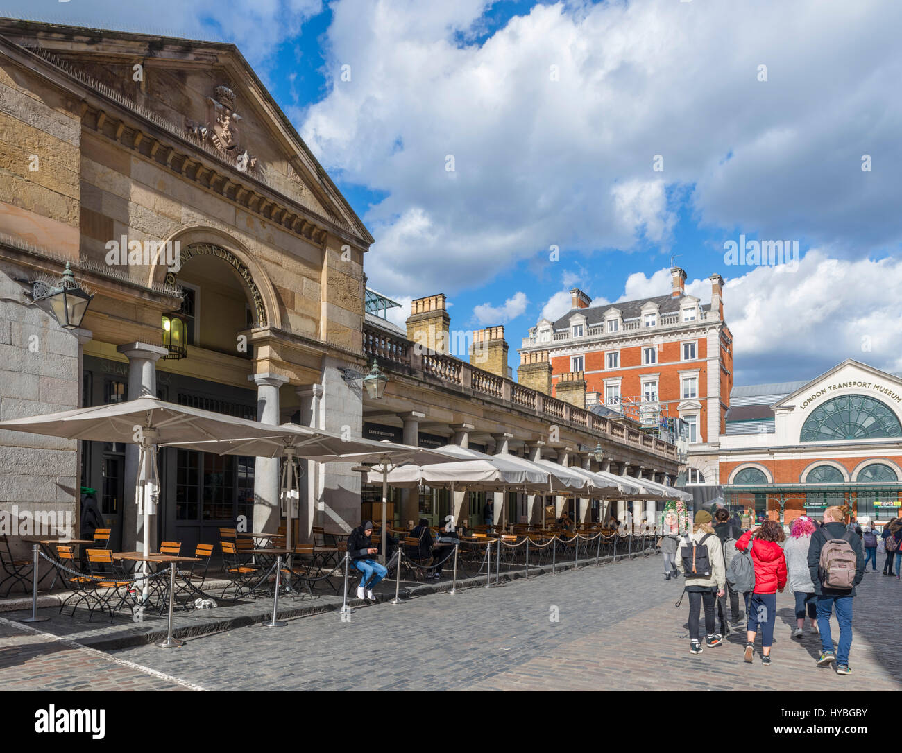 Covent Garden, London. Touristen vor Covent Garden Market, West End, London, England, Vereinigtes Königreich Stockfoto