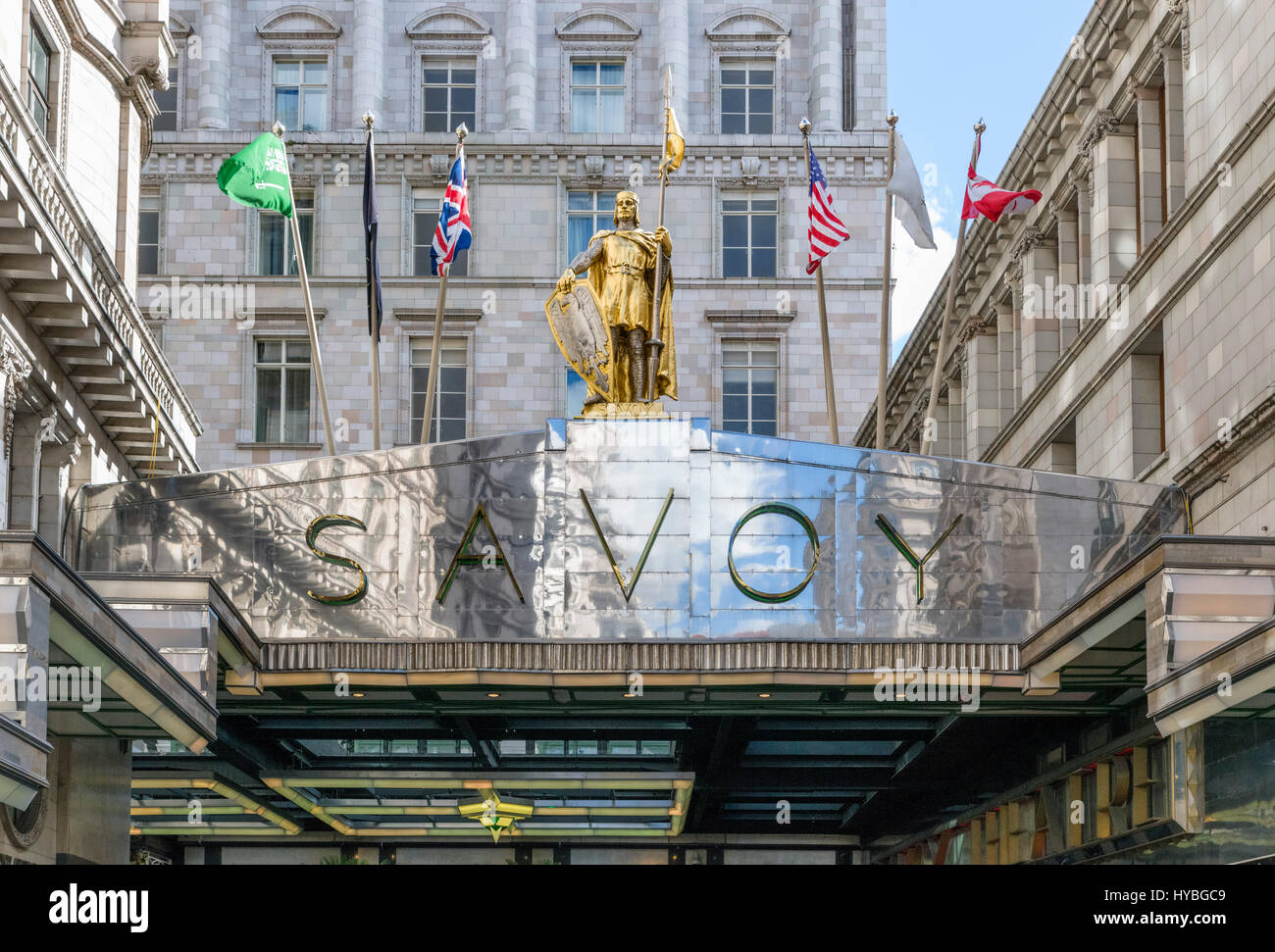 Savoy Hotel in London. Melden Sie sich über dem Eingang zum Savoy Hotel, The Strand, London, England, UK Stockfoto