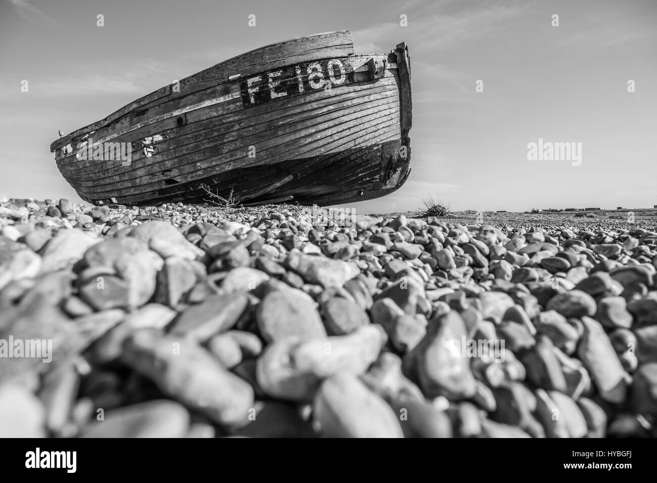 | Alte hölzerne Fischerboot bei Dungeness, Kent, UK verlassen. Stockfoto
