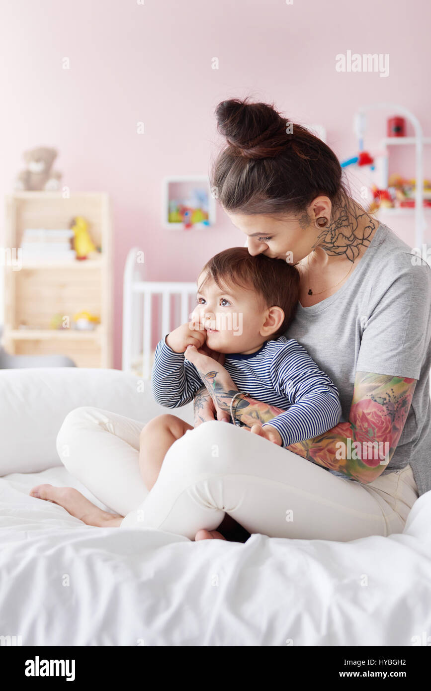 Stilvolle Mutter mit ihrem baby Stockfoto