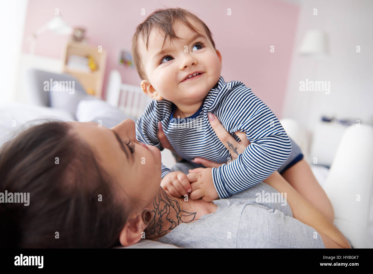 Junge Mutter kuscheln Baby boy Stockfoto