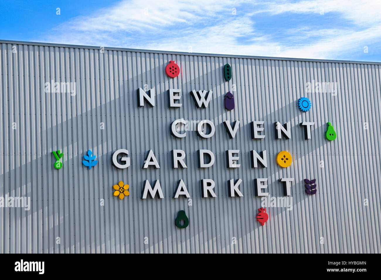 Neu Covent Garden Market (2017 eröffnet).  Logo auf dem Blumenmarkt am neuen Standort in Nine Elms, Vauxhall. Stockfoto
