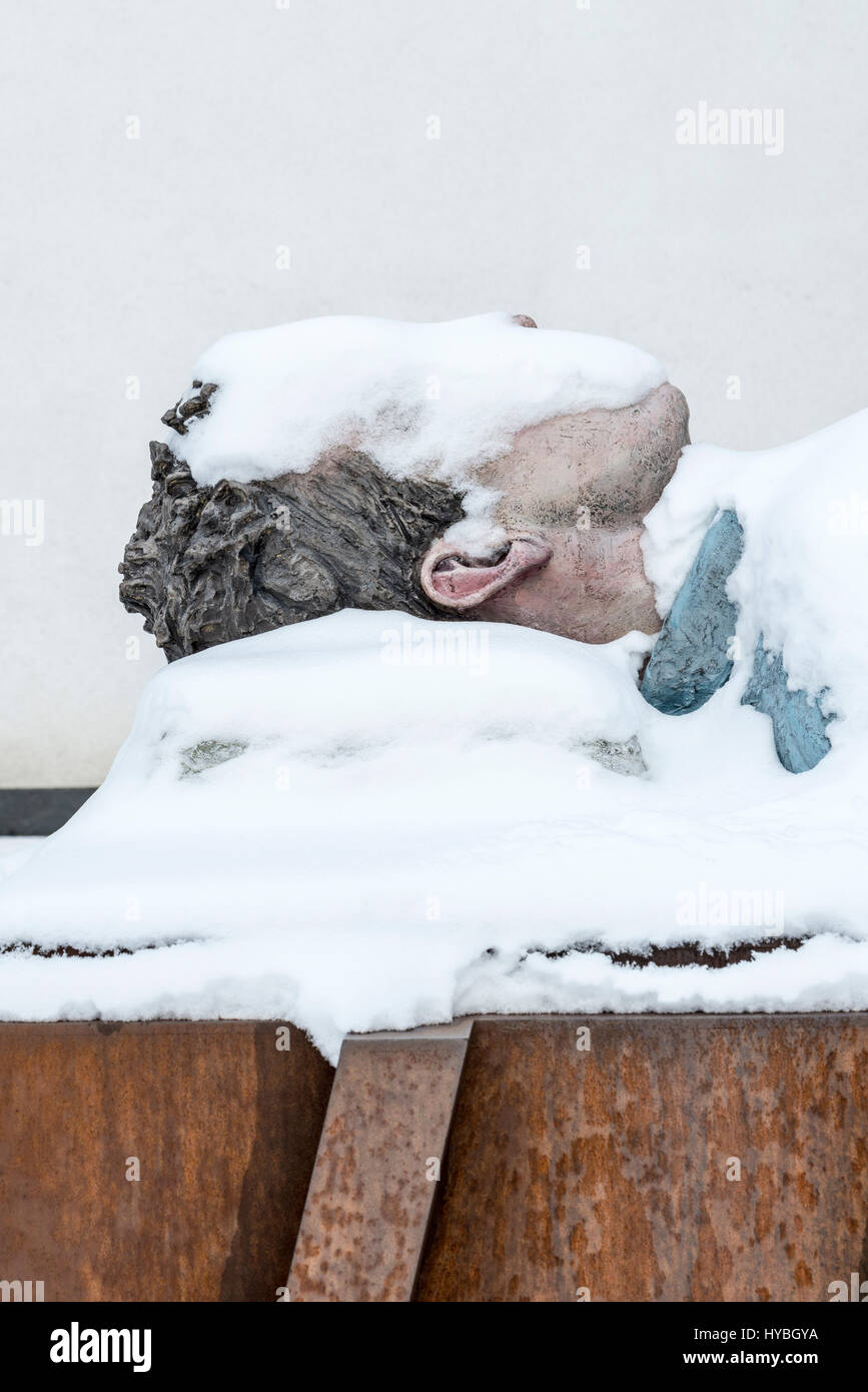 Skulptur "Katafalk" von Sean Henry, liegt außerhalb der Universität Boras, Schweden (Högskolan ich Borås), bedeckt mit Schnee. Stockfoto