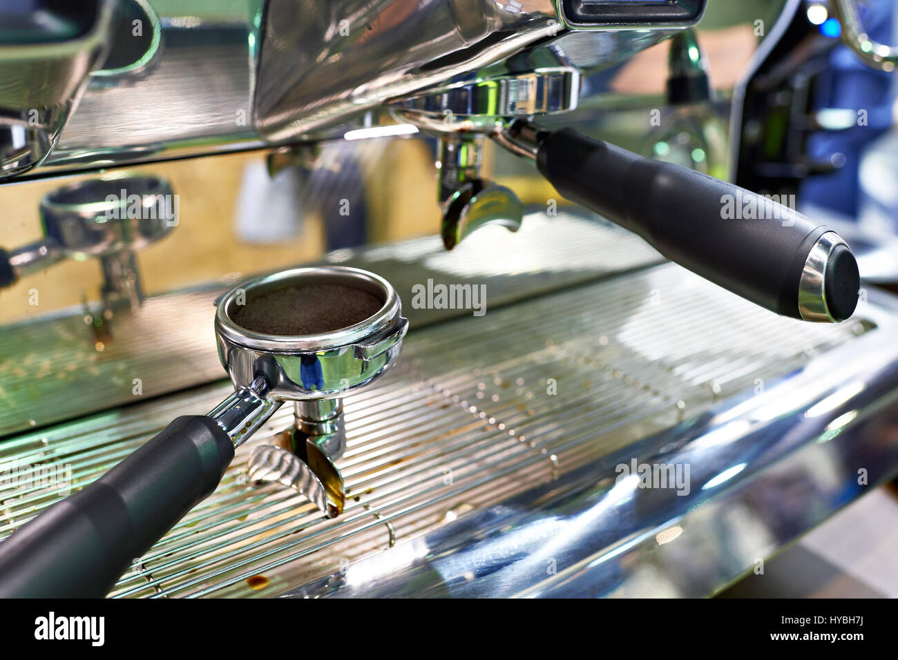 Inhaber von einer Kaffee-Maschine-Nahaufnahme Stockfoto