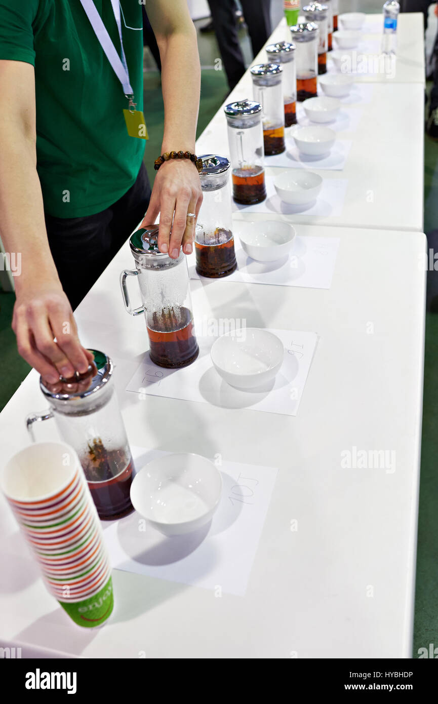 Schmeckenden Tee auf der Ausstellung-Nahaufnahme Stockfoto