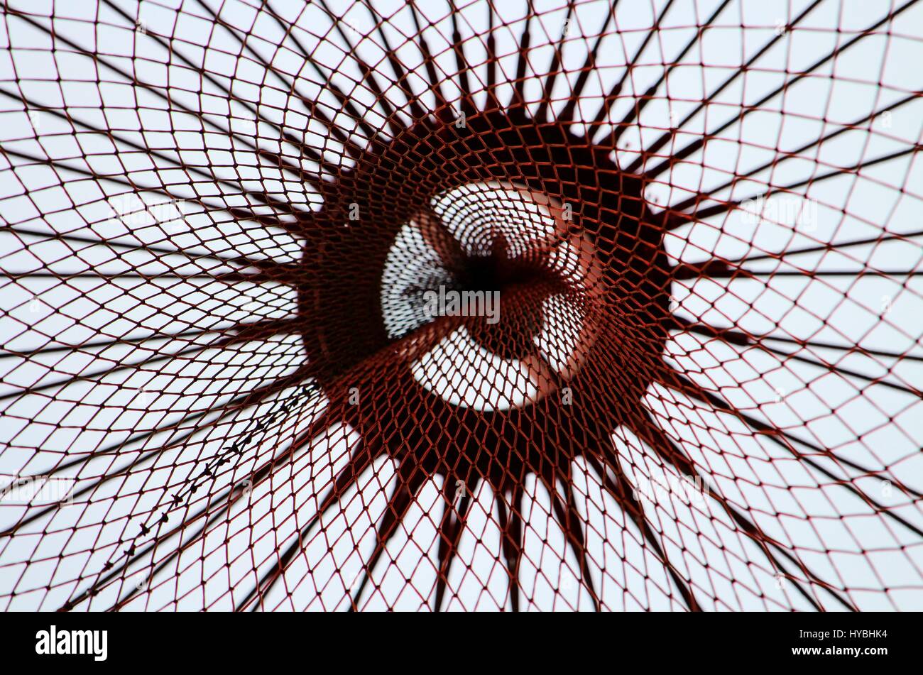 Ein Fischernetz aufgehängt auf Luft in Matosinhos, Porto, Portugal. Stockfoto