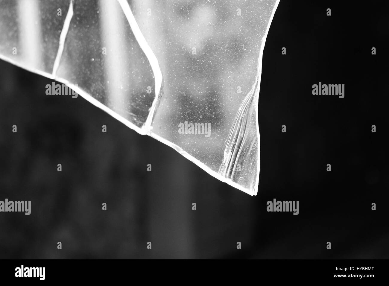 Die Scherben der zerbrochenen Fenster auf einem verlassenen und verfallenen alten Haus im Zentrum von Matosinhos, Porto, Portugal. Stockfoto