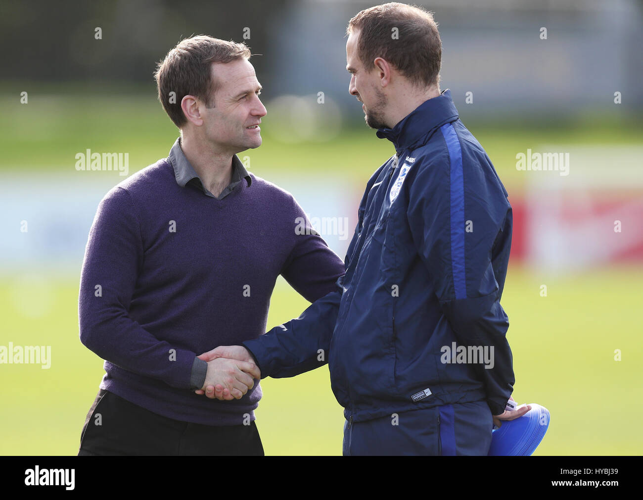 FA technischer Direktor Dan Ashworth (links) spricht mit England Manager Mark Sampson während der Medientag im St. Georges Park, Burton. Stockfoto