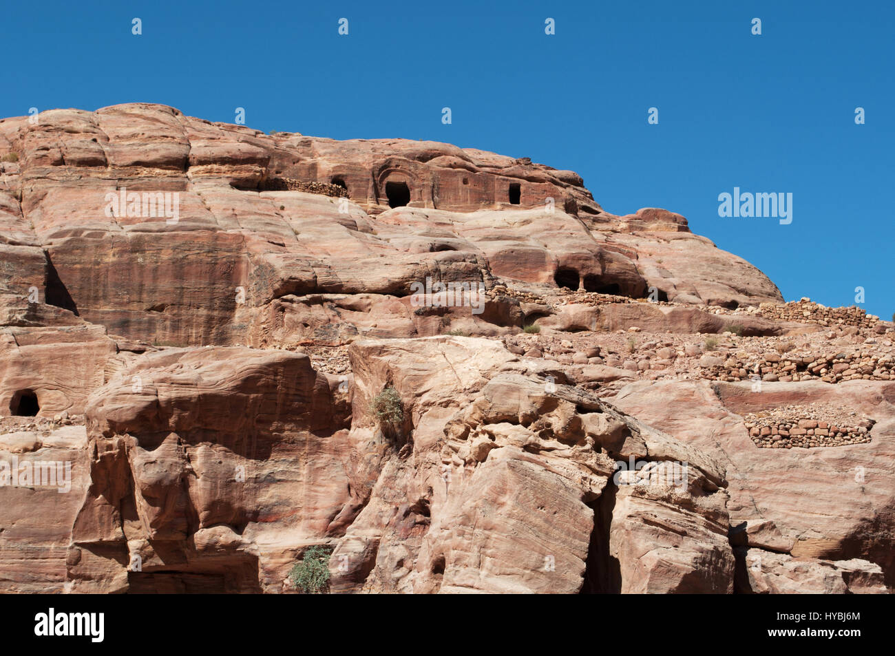 Jordanien: Gebäude und verschiedene Formen, Farben und Schattierungen auf die roten Felsen gesehen zu Fuß in die Schlucht des archäologischen Nabatäer Tal von Petra Stockfoto