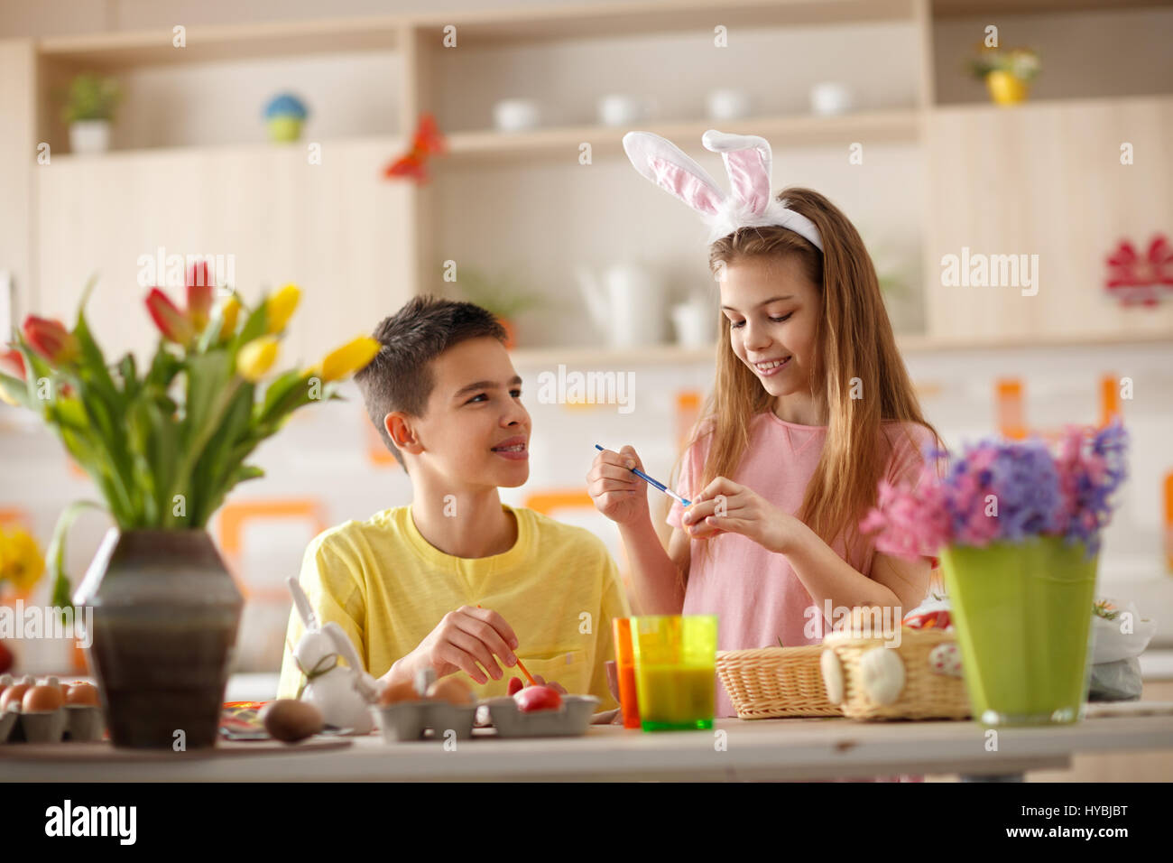 Kinder malen Eiern vor Ostern fest Stockfoto