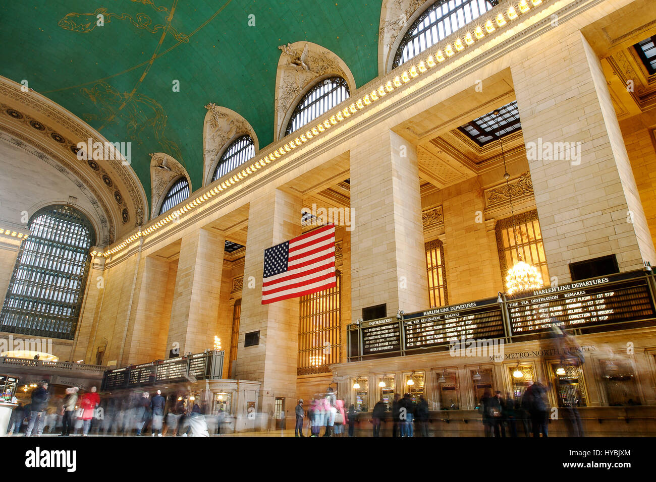 Menschen gehen in der Halle des Grand Central, Langzeitbelichtung, verschwommenes Sehen. Stockfoto