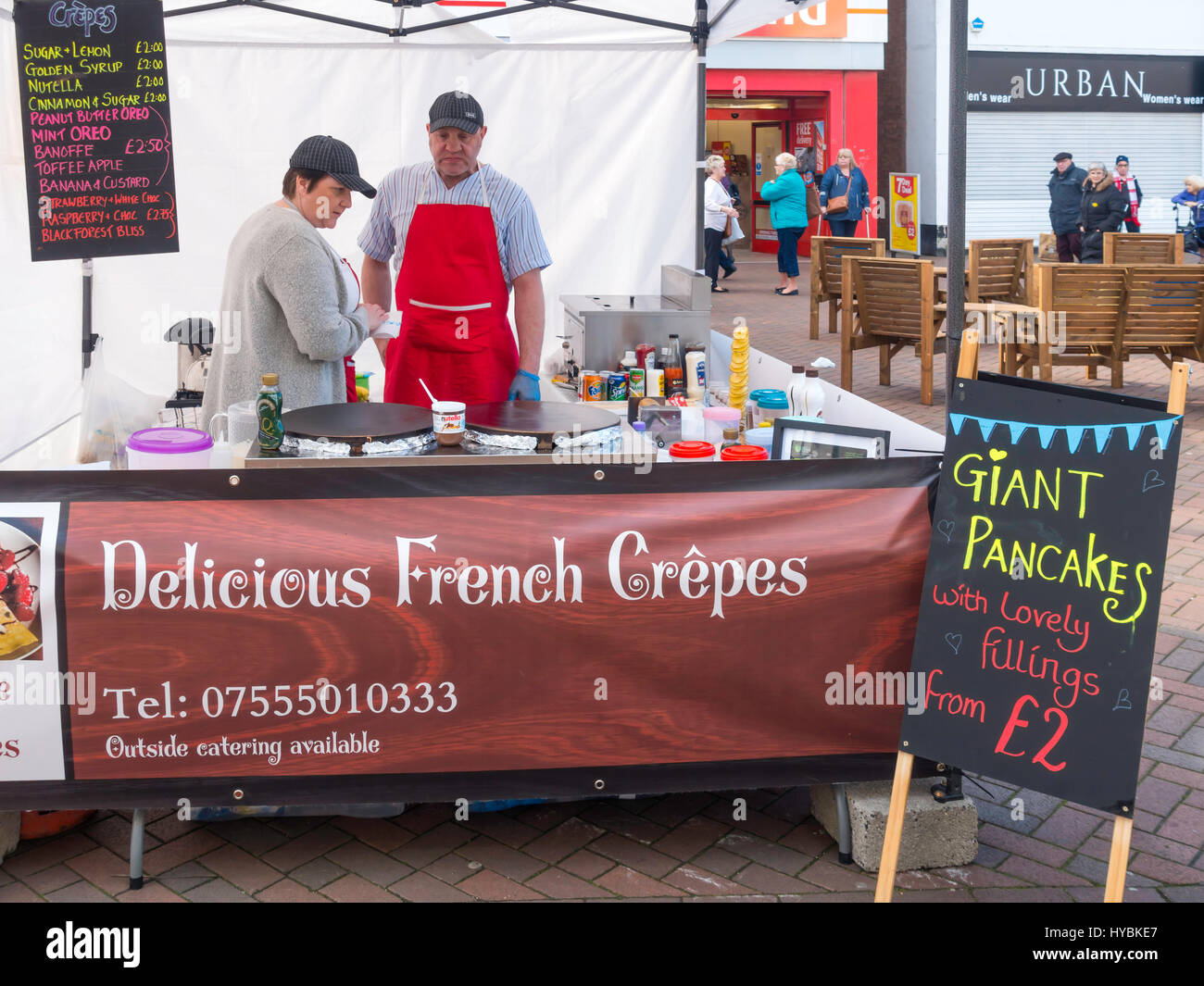 Ein Mann und eine Frau auf ihren Stall in Redcar Markt Cleveland North Yorkshire Verkauf bereit gemacht, süße Pfannkuchen oder Crêpes Suzettes Stockfoto