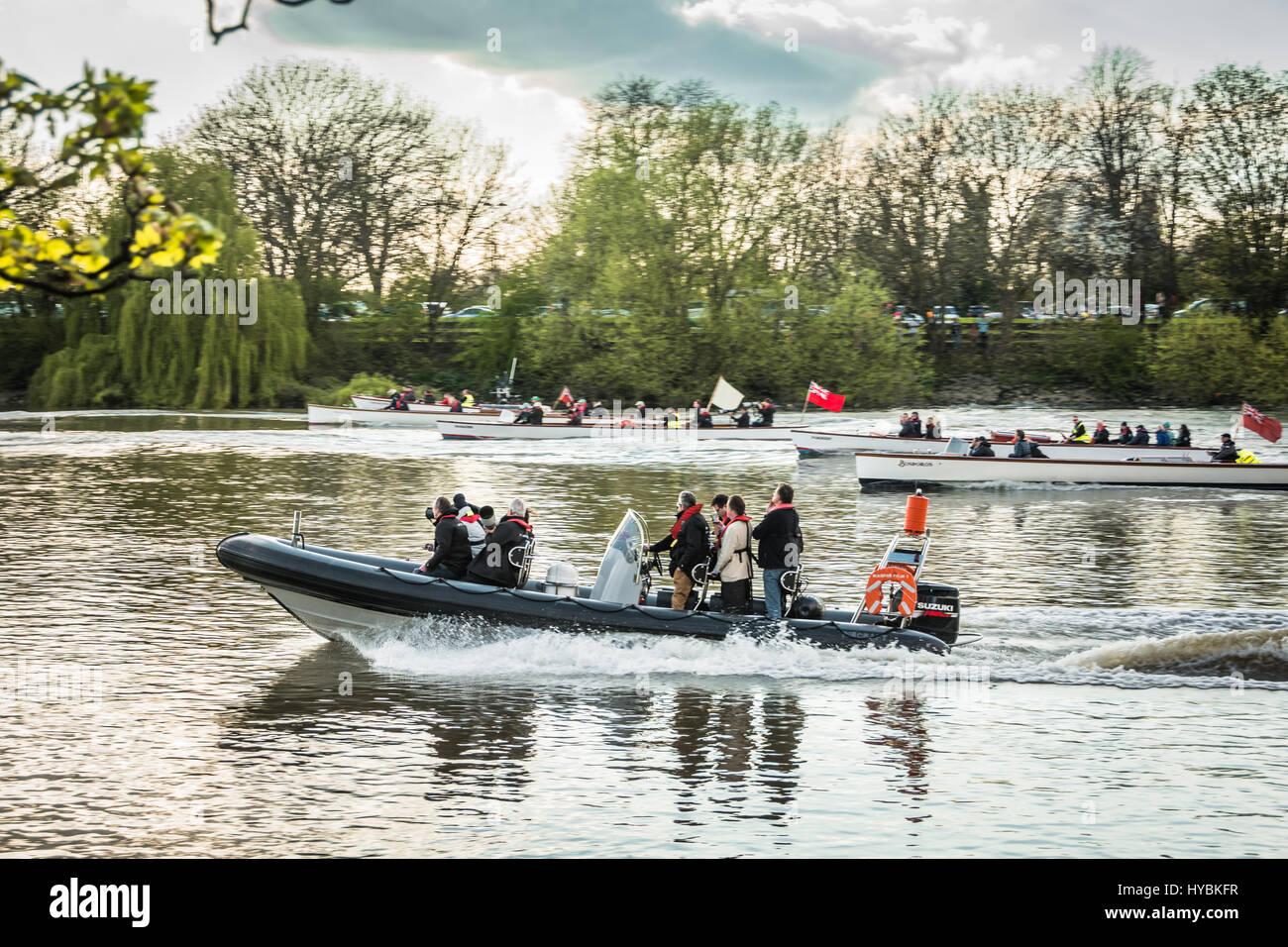 Eine Flottille von Versorgungsschiffe folgen die Oxford und Cambridge University Boat Race, London, England, UK Stockfoto