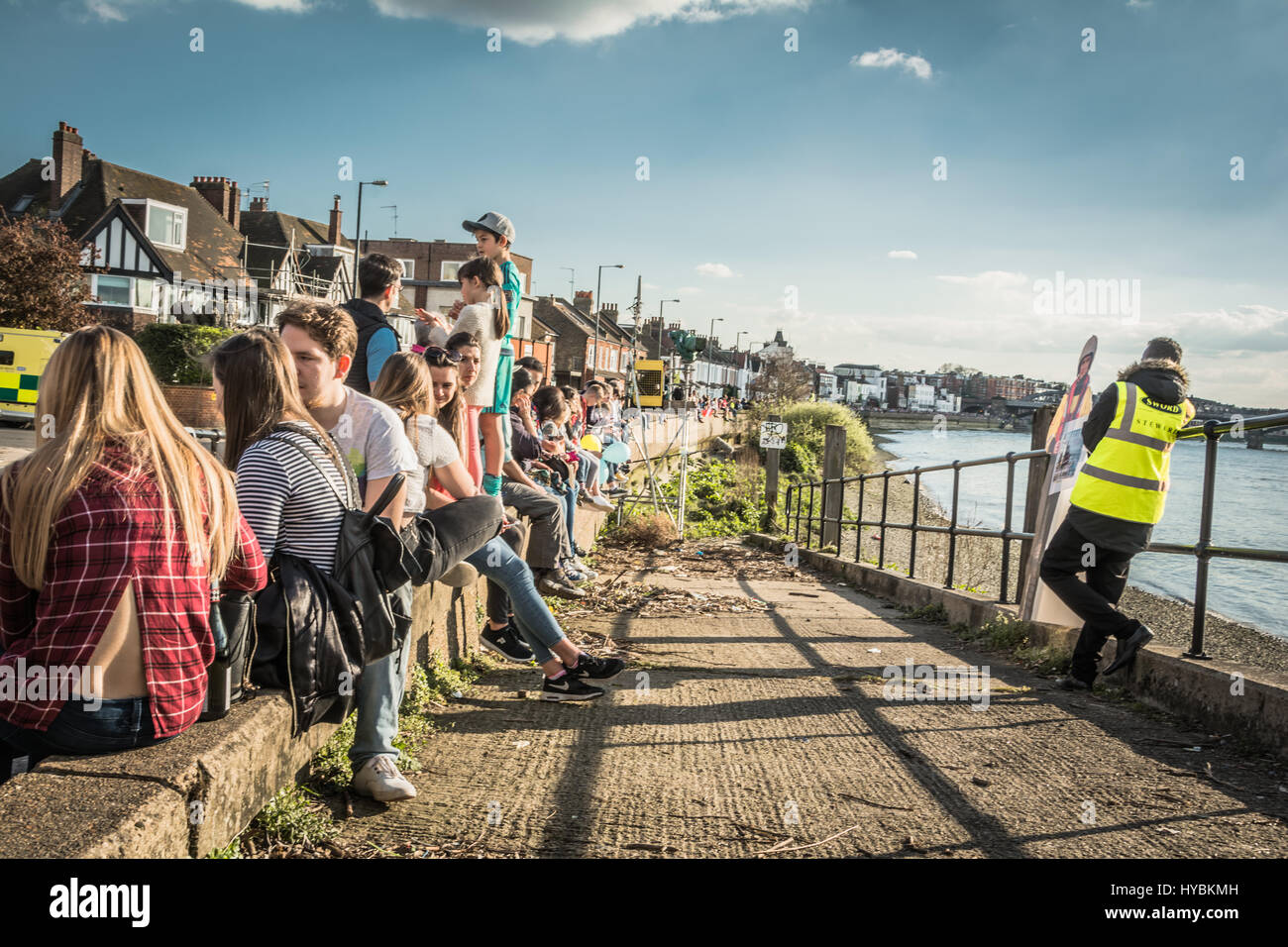 Menschenmassen am Ufer des Flusses wartet auf die Oxford und Cambridge University Boat Race, London, England, UK Stockfoto