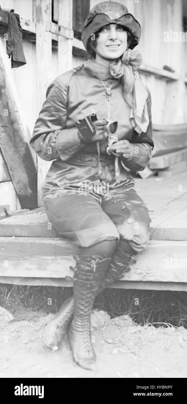 Harriet Quimby war die erste Amerikanerin, die eine Pilotenlizenz erhielt und eine Pionierfliegerin war. Dieses Bild fängt sie in Luftfahrtkleidung ein und symbolisiert ihre bahnbrechenden Errungenschaften in der Luftfahrtgeschichte des frühen 20. Jahrhunderts. Stockfoto