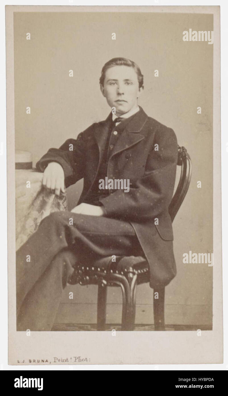 Diese Visite-Karte zeigt ein Foto von J.H. van Bloemen Waanders, einem bemerkenswerten Individuum, das vom Fotografen L.J. Bruna aufgenommen wurde. Die Fotografie stellt eine historische Form der Porträtfotografie dar, die im 19. Jahrhundert populär war. Stockfoto