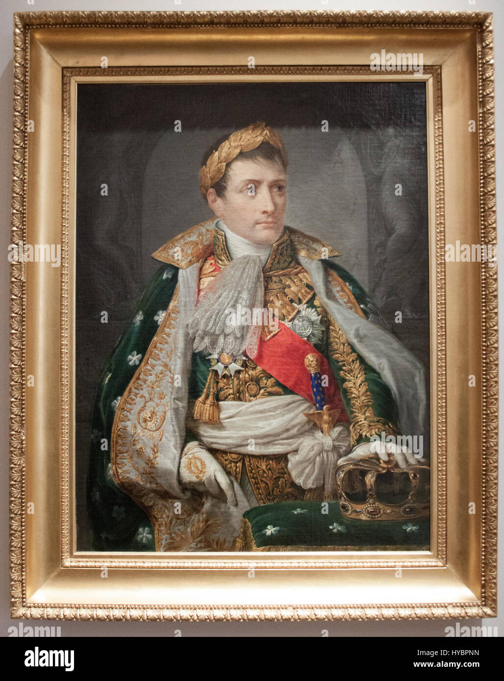 Appianis Werk „Napoleon“ aus dem Jahr 2017 fängt die ikonische Figur in einem zeitgenössischen künstlerischen Stil ein und verbindet klassische Referenzen mit modernem Expressionismus. Das Stück ist eine Auseinandersetzung mit Napoleons historischer Bedeutung. Stockfoto