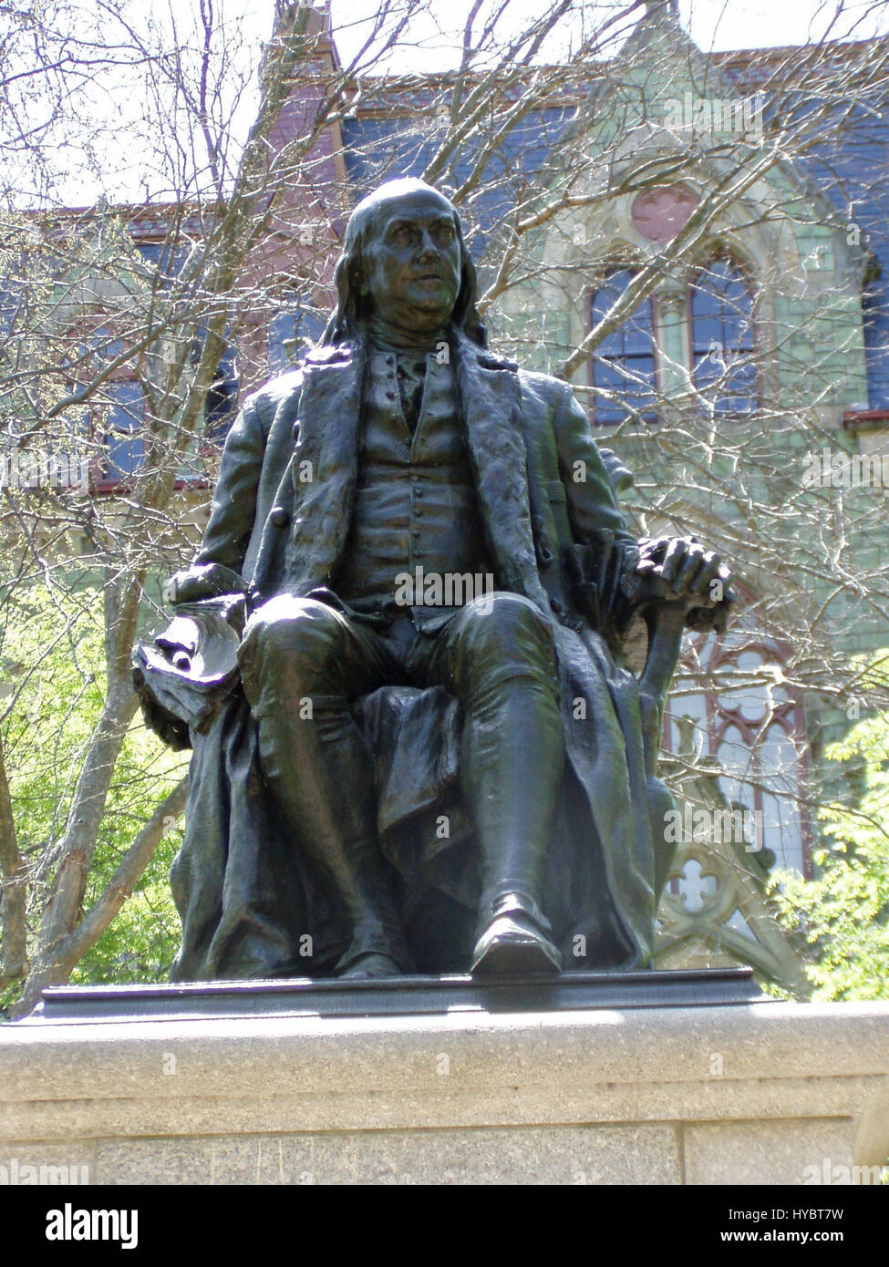 Die Ben Franklin Skulptur an der University of Pennsylvania ehrt den Gründer der Universität und eine prominente Persönlichkeit in der amerikanischen Geschichte. Die Statue spiegelt Franklins Vermächtnis in Bildung, Wissenschaft und öffentlichem Dienst wider. Stockfoto