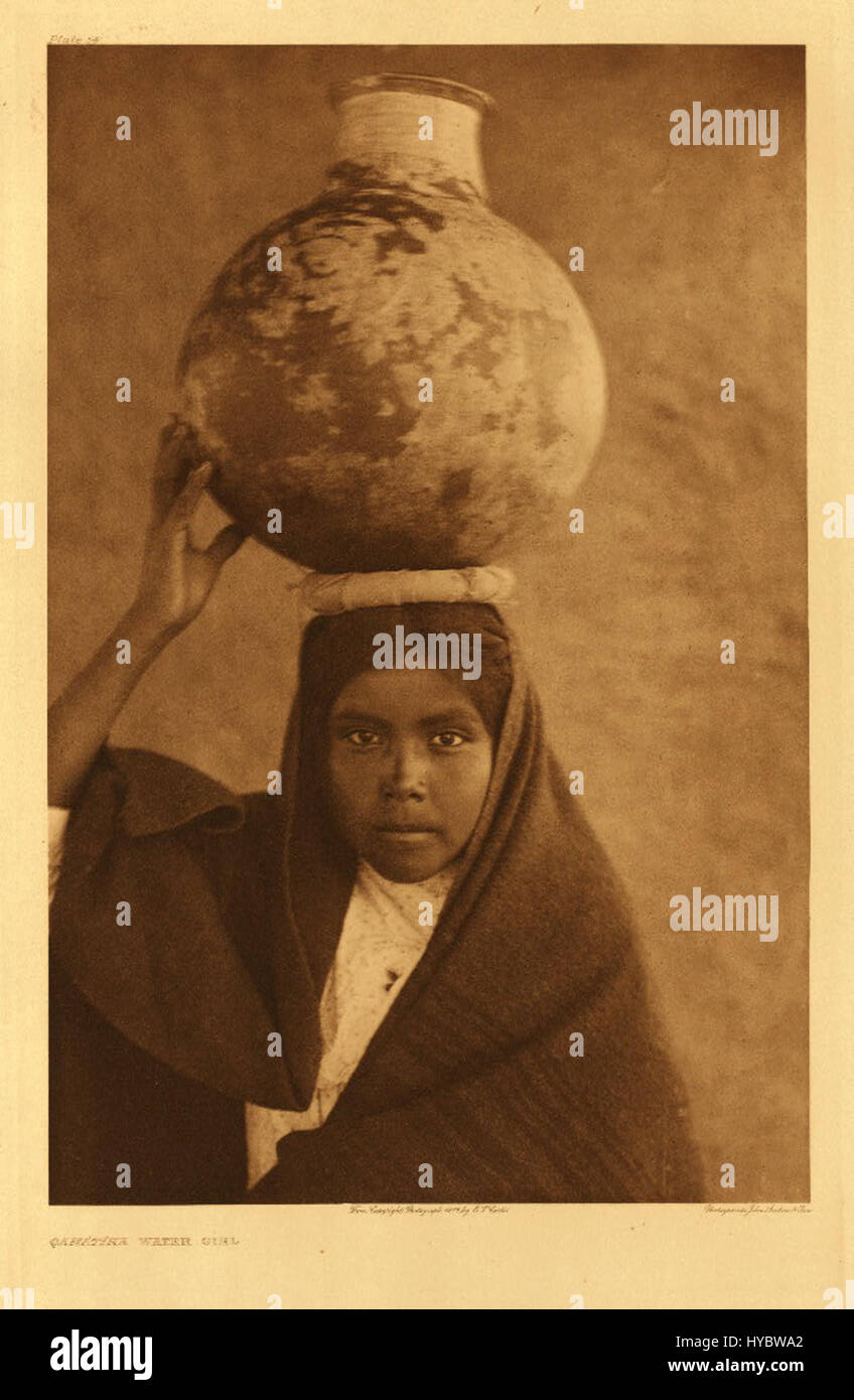 Dieses Bild aus der Edward S. Curtis Collection fängt die indianischen Ureinwohner ein und zeigt Curtis’ ikonische Darstellung indigener Kulturen. Seine Arbeit betont die Schönheit und würde des Lebens der Ureinwohner Amerikas. Stockfoto