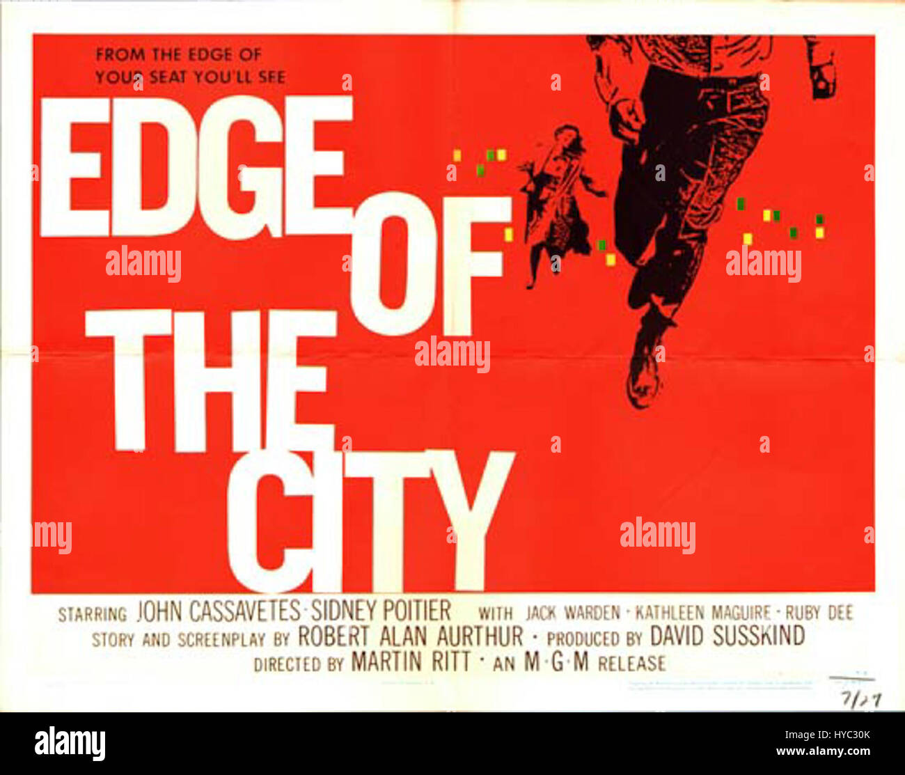 Das Poster des Films *Edge of the City* aus dem Jahr 1957 zeigt in einem kräftigen Schwarz-weiß-Design die dramatischen Elemente des Films. Der Film dreht sich um einen jungen Mann, der mit dem Leben in New York City zu kämpfen hat und Themen wie Überleben, Freundschaft und gesellschaftliche Herausforderungen beleuchtet. Stockfoto