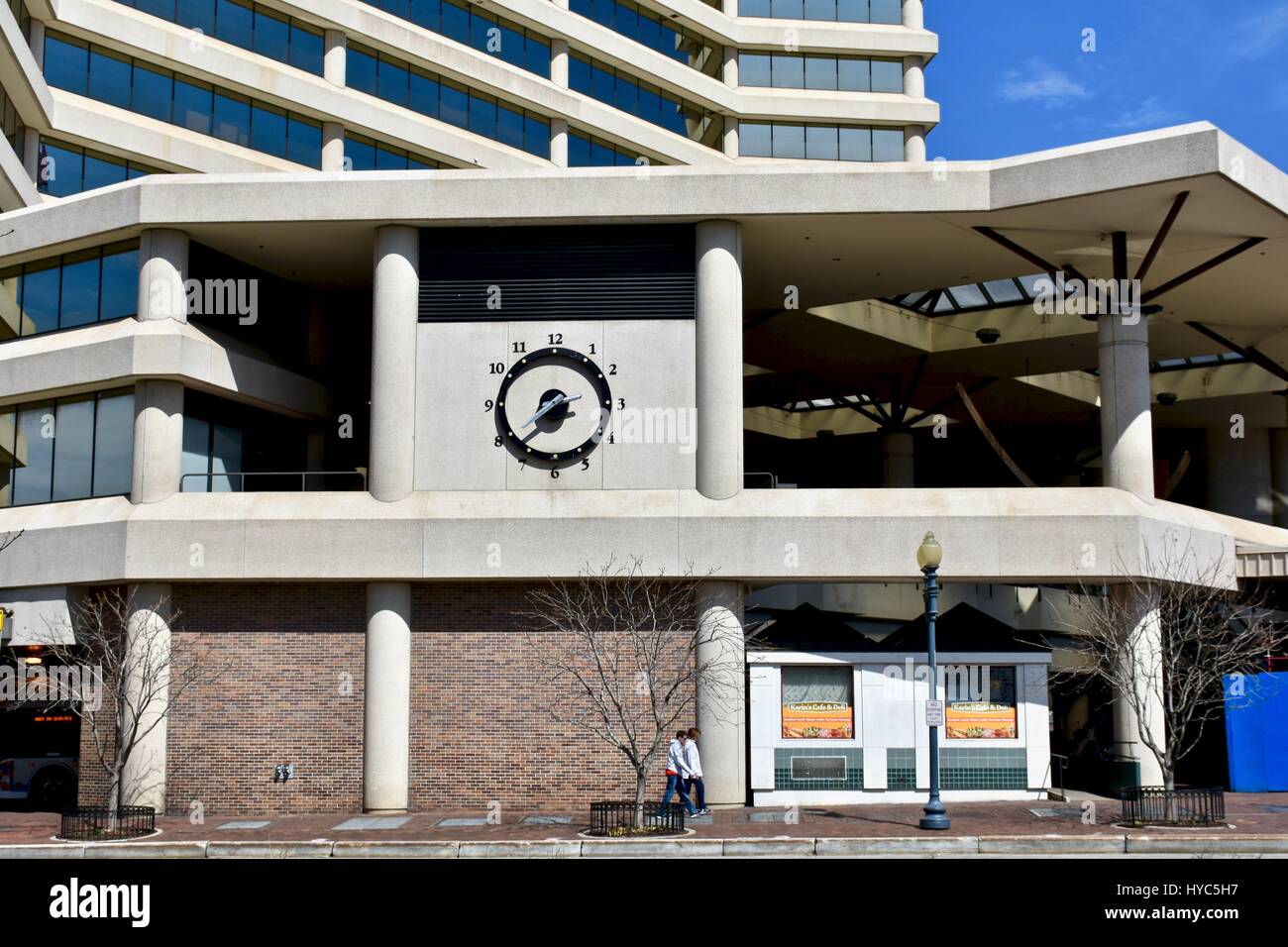 Geschäftshaus mit Uhr im Chevy Chase village Stockfoto