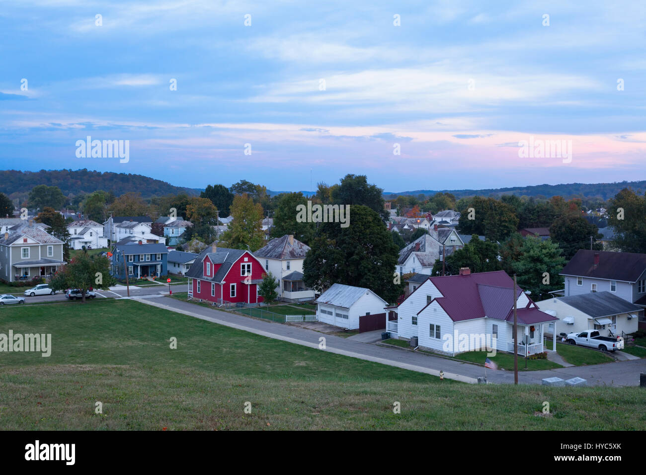 Eine Mischung aus Häusern und Bäumen aus einem erhöhten Blick bei Sonnenuntergang in Logan, Hocking County, Ohio, USA. Stockfoto