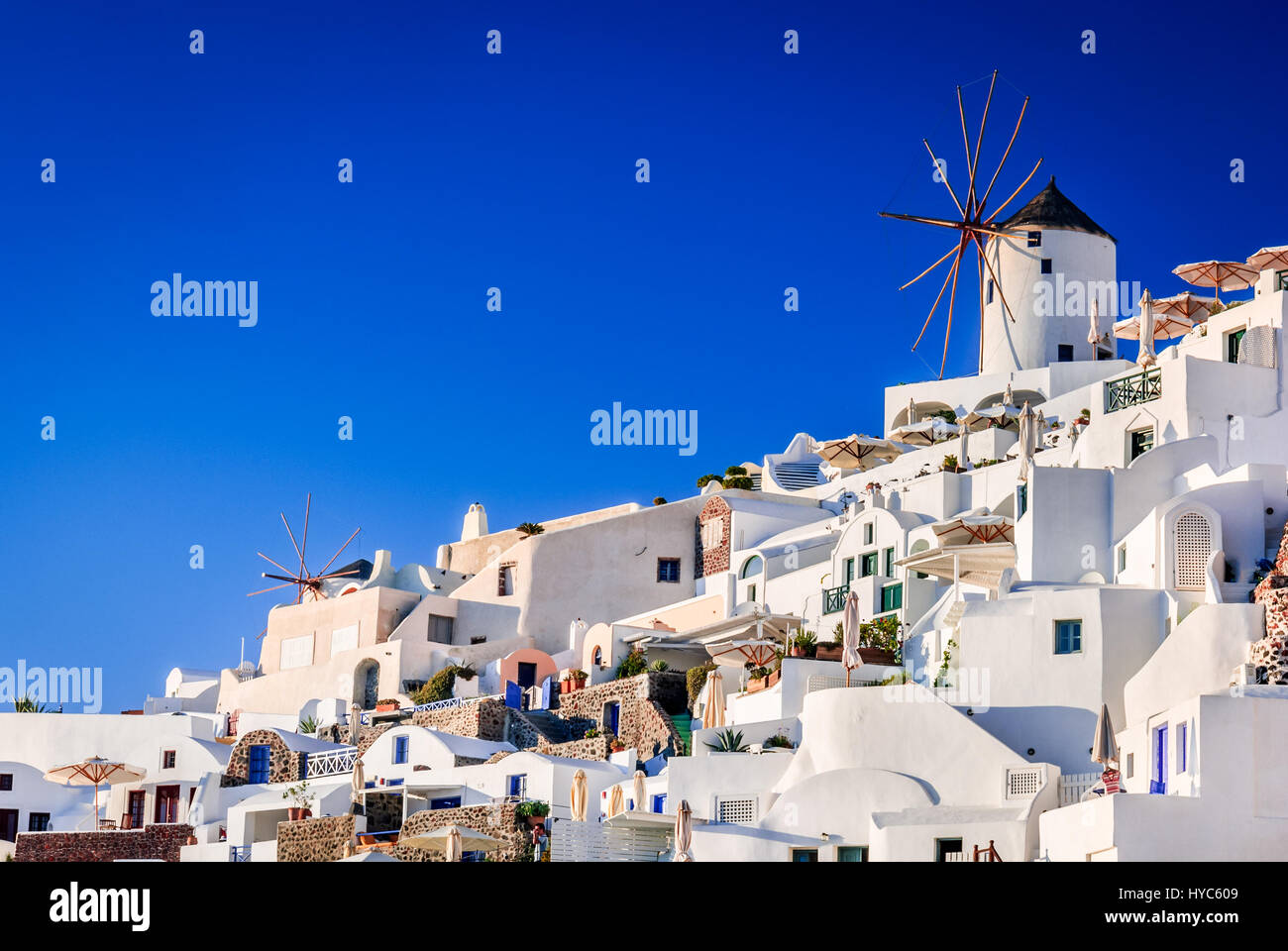 Santorini, Griechenland. Oia Stadt mit weißen und blauen Häusern im Ägäischen Meer. Thira, Kykladen-Inseln. Stockfoto