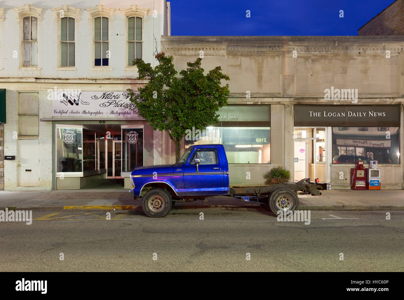Das Logan Daily News-Gebäude und einen alten Pickup-Truck in der Abenddämmerung in der Innenstadt von Logan, Hocking County, Ohio, USA. Stockfoto