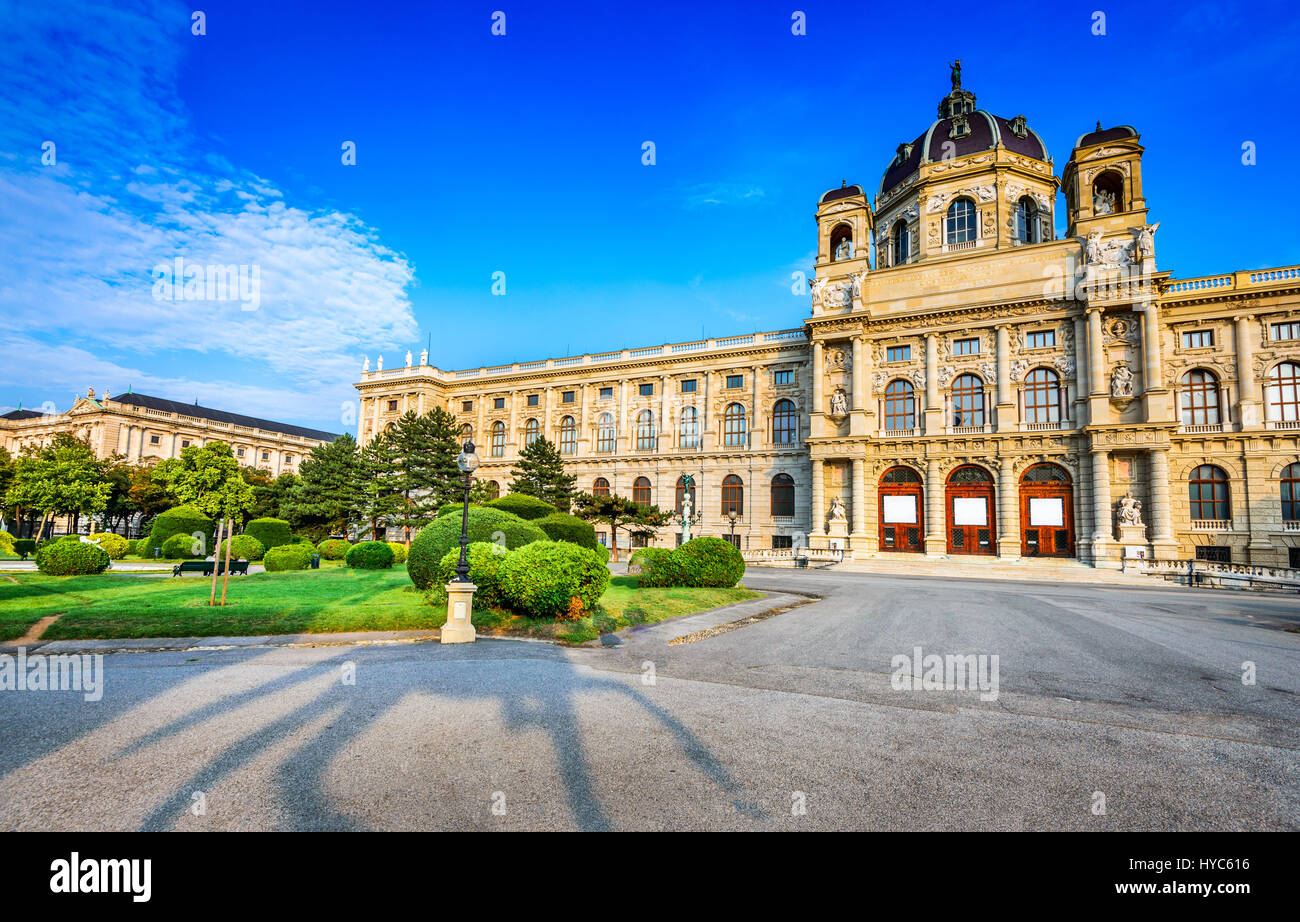 Wien, Österreich, wunderschönen Blick auf berühmte naturhistorisches Museum (Natural History Museum) mit Park Maria-theresien-Platz und Skulptur in Wien, ein Stockfoto