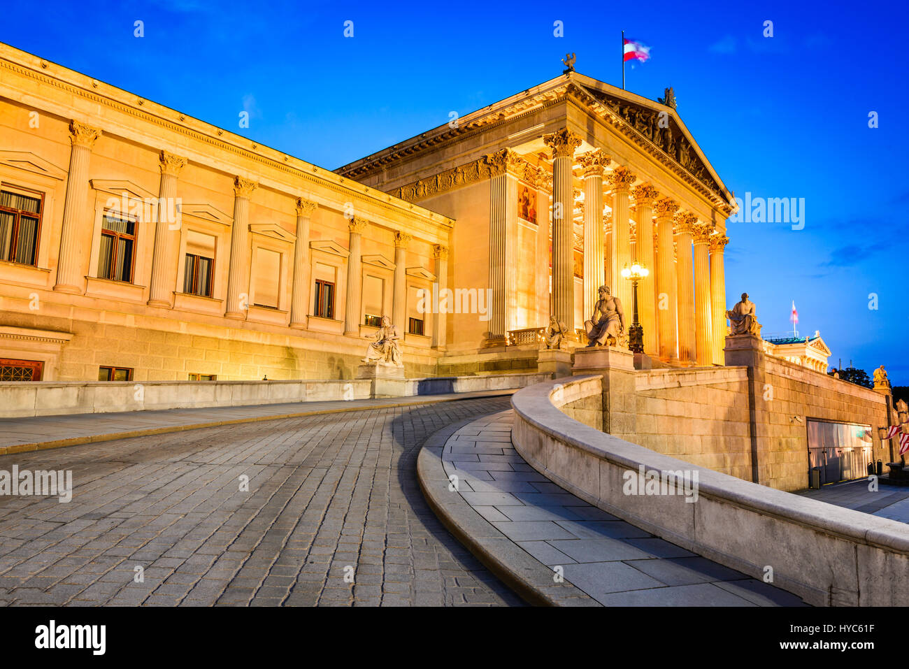 Wien, Österreich, österreichische Parlament Gebäude mit Athena Statue auf der Vorderseite in Wien auf der Dämmerung. Stockfoto