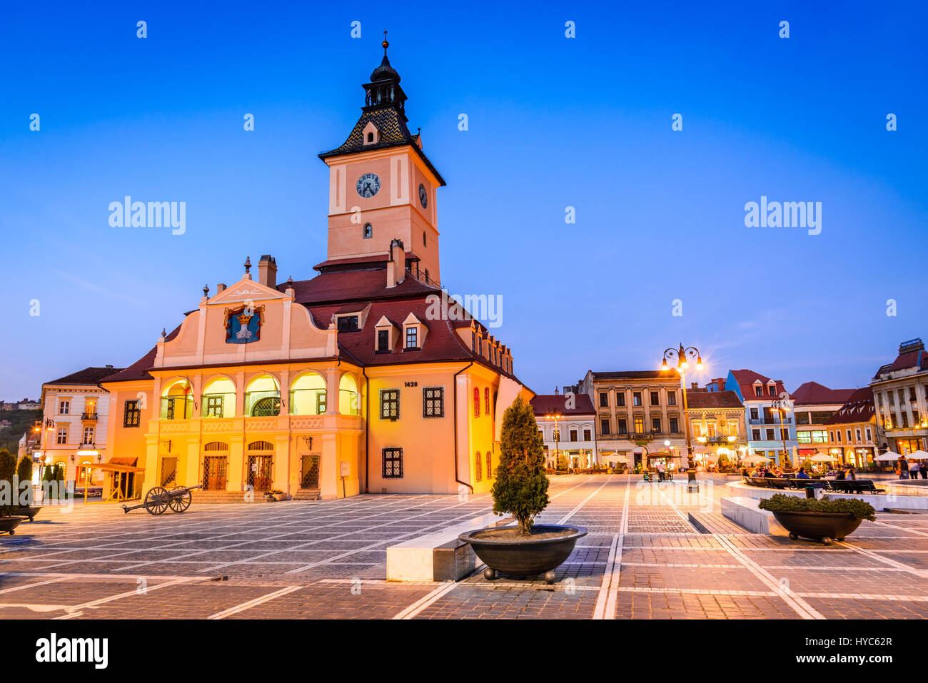 Brasov, Rumänien - mittelalterliche Rat haus in Hauptplatz, der wichtigsten touristischen Attraktion von Siebenbürgen. Stockfoto