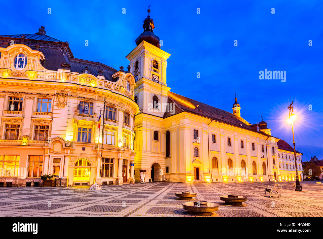 Sibiu, Rumänien. Twilight-Bild des großen Ring, Transylvania. Stockfoto