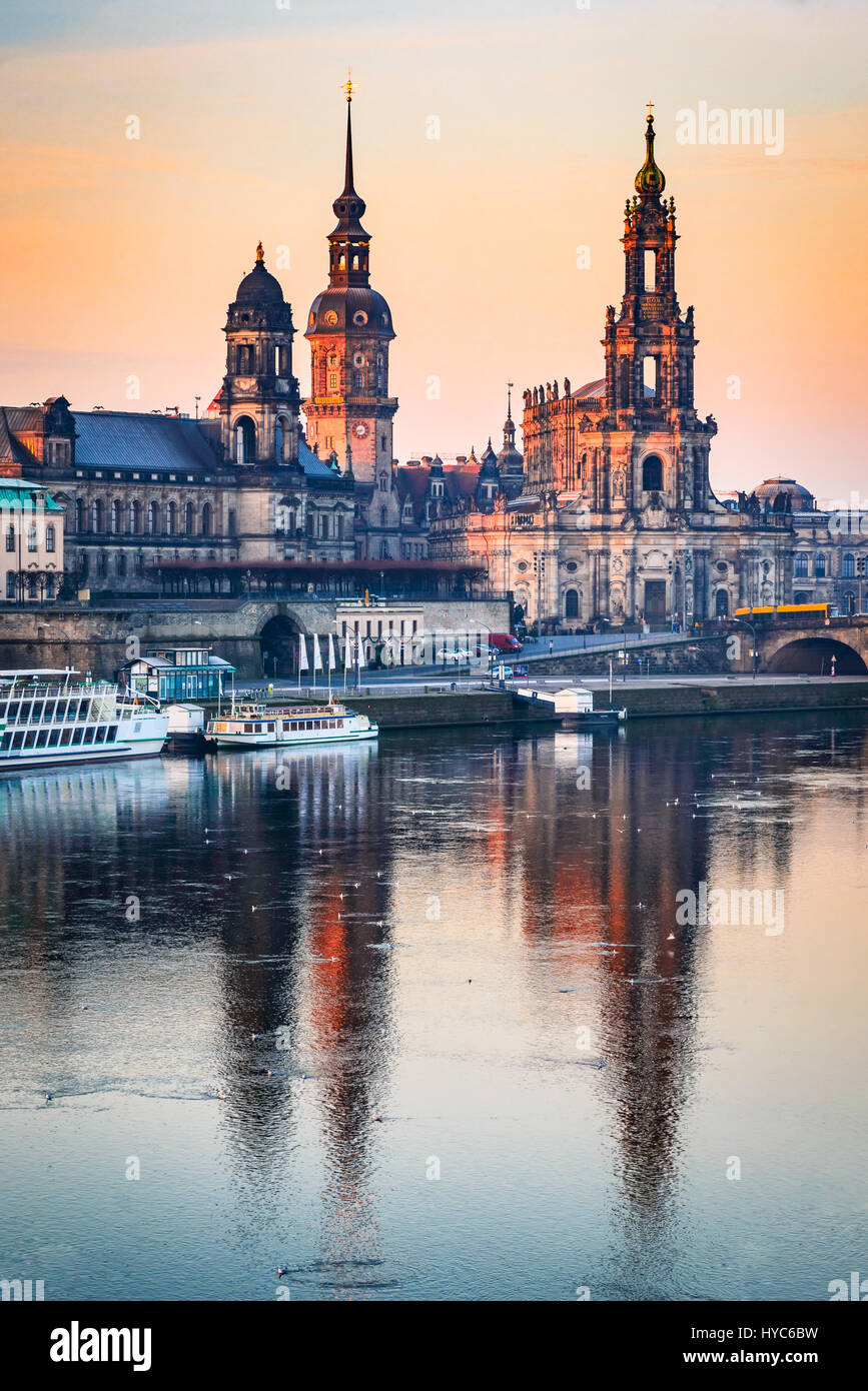 Dresden, Deutschland. Kathedrale der Heiligen Dreifaltigkeit oder der Hofkirche, der Brühlschen Terrasse. Dämmerung Sonnenuntergang an der Elbe in Sachsen. Stockfoto