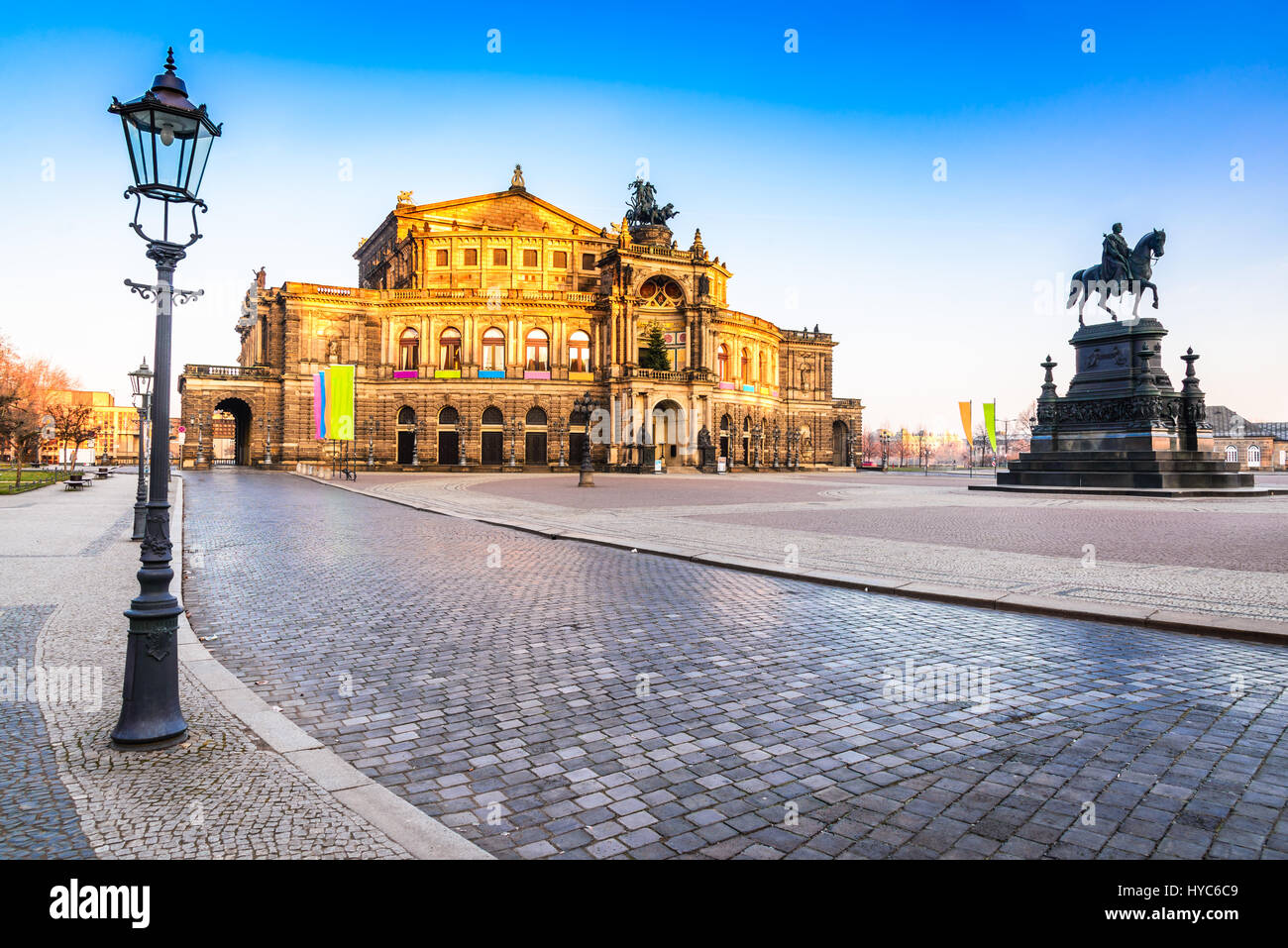 Dresden, Sachsen. Oper von Dresda, an einem sonnigen Tag mit blauem Himmel. Deutschland-Wahrzeichen. Stockfoto