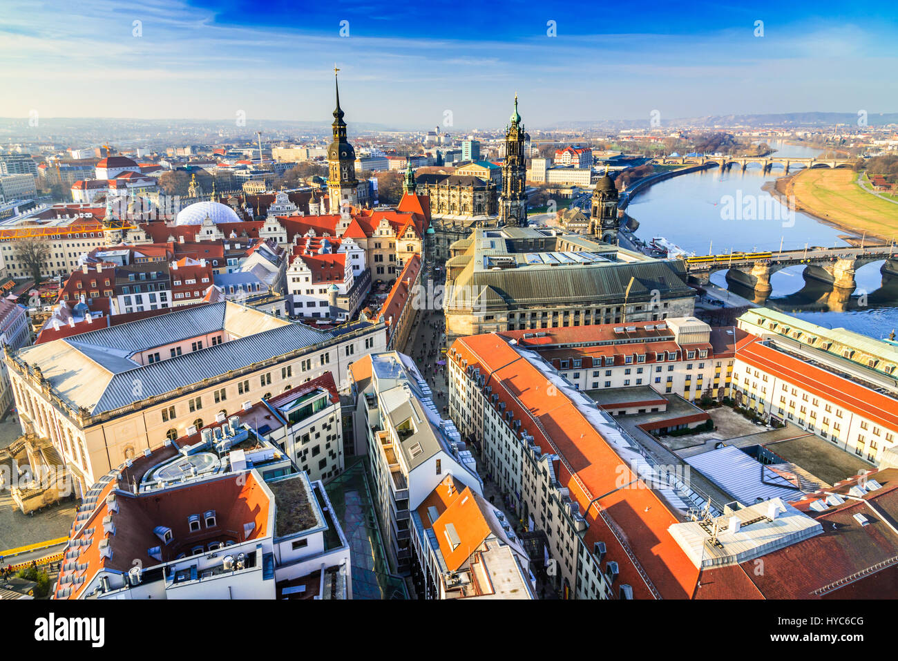 Dresden, Deutschland - Luftbild von Frauenkirche mit Hofkirche und Augustusbrücke Stockfoto