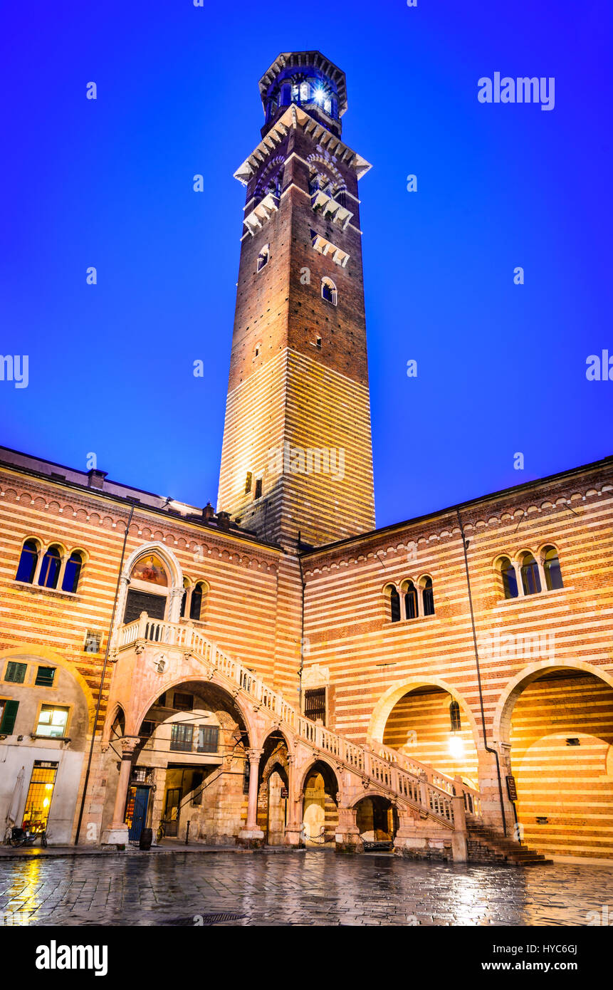 Verona, Italien Torre Dei Lamberti und Innenhof des Palazzo della Ragione, beide aus dem 14. Jahrhundert. Stockfoto