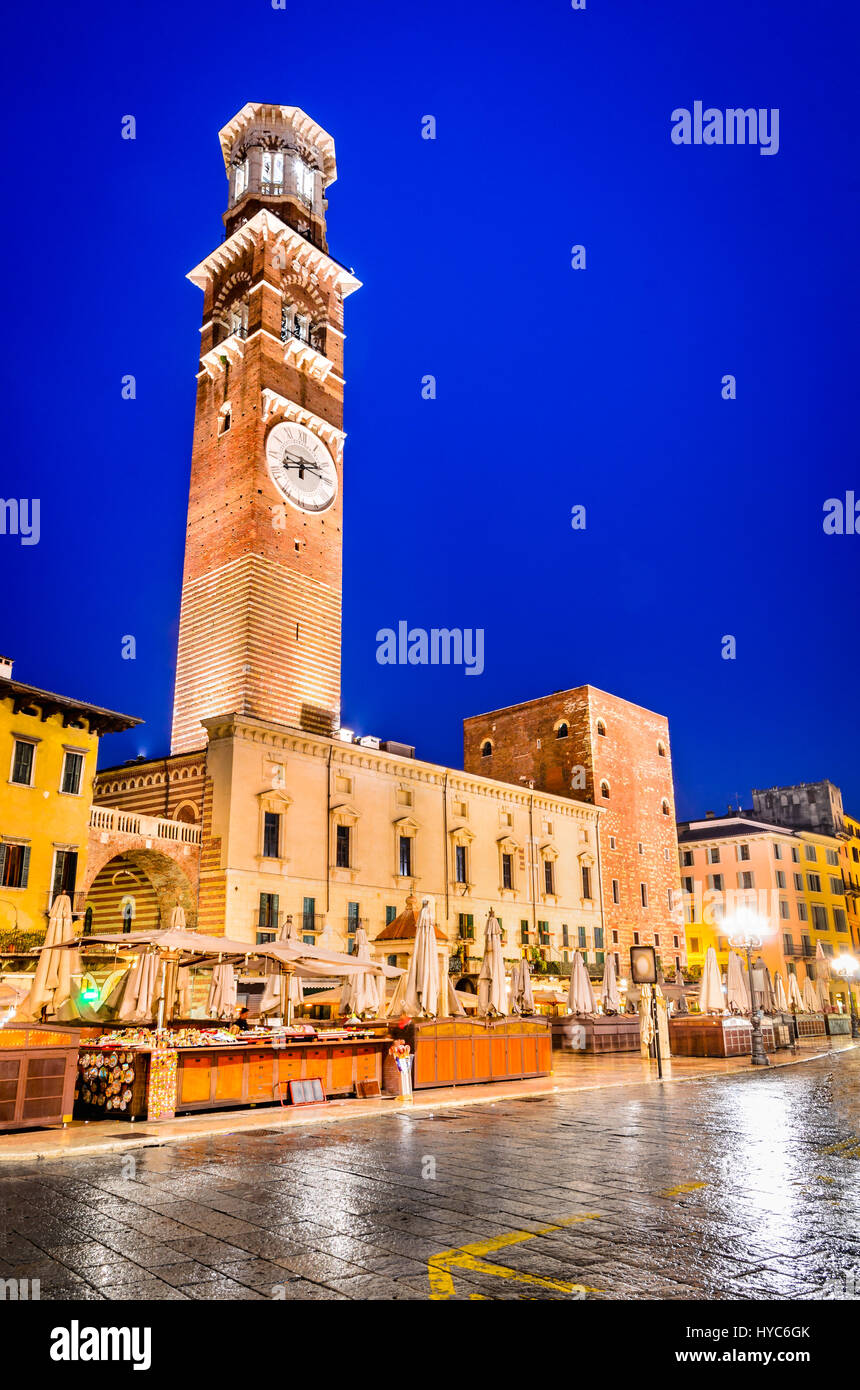 Verona, Italien Torre Dei Lamberti und Innenhof des Palazzo della Ragione, beide aus dem 14. Jahrhundert. Stockfoto